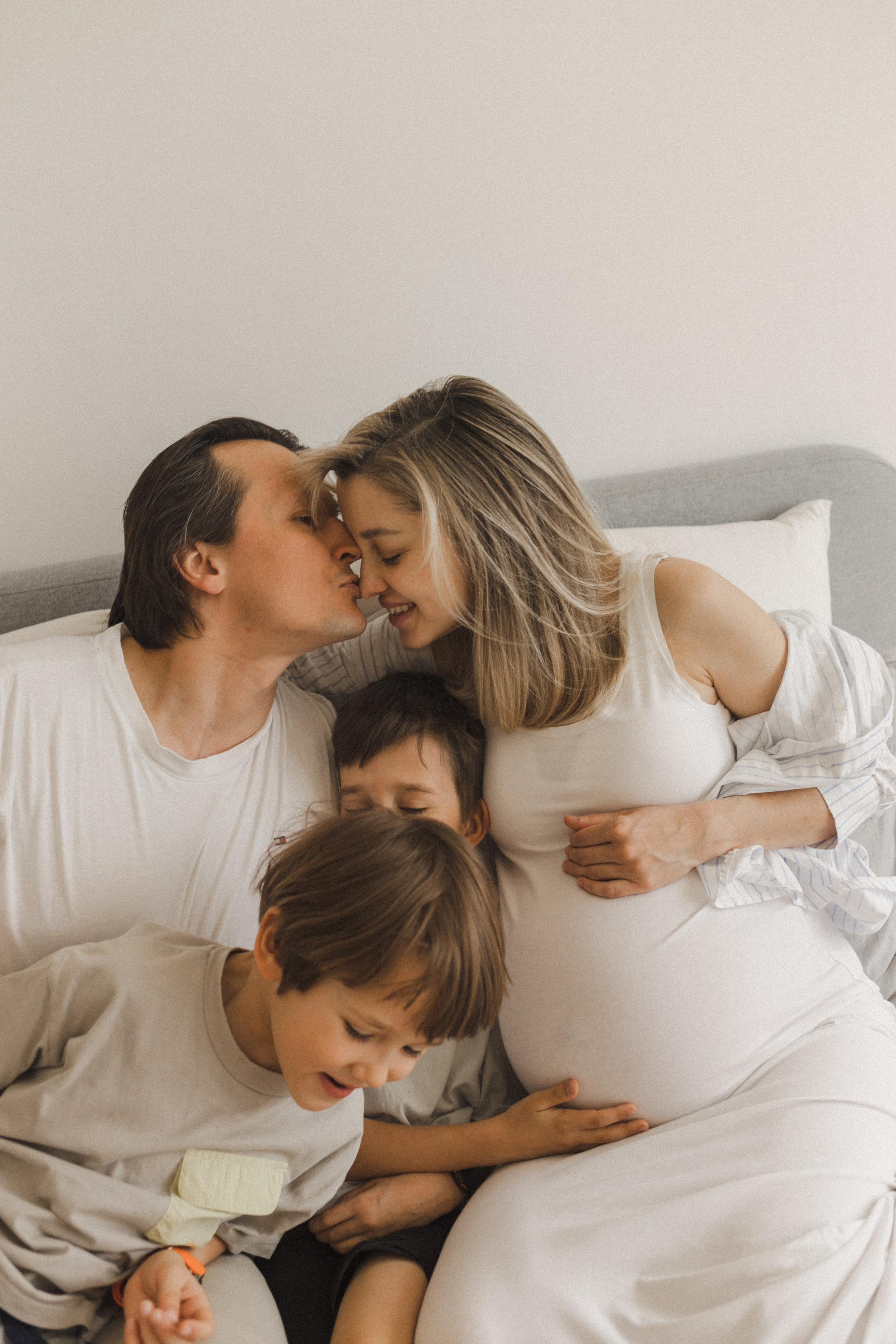 Катя, Паша, Валера и Родион ждут братика. Семейный фотограф в Москве