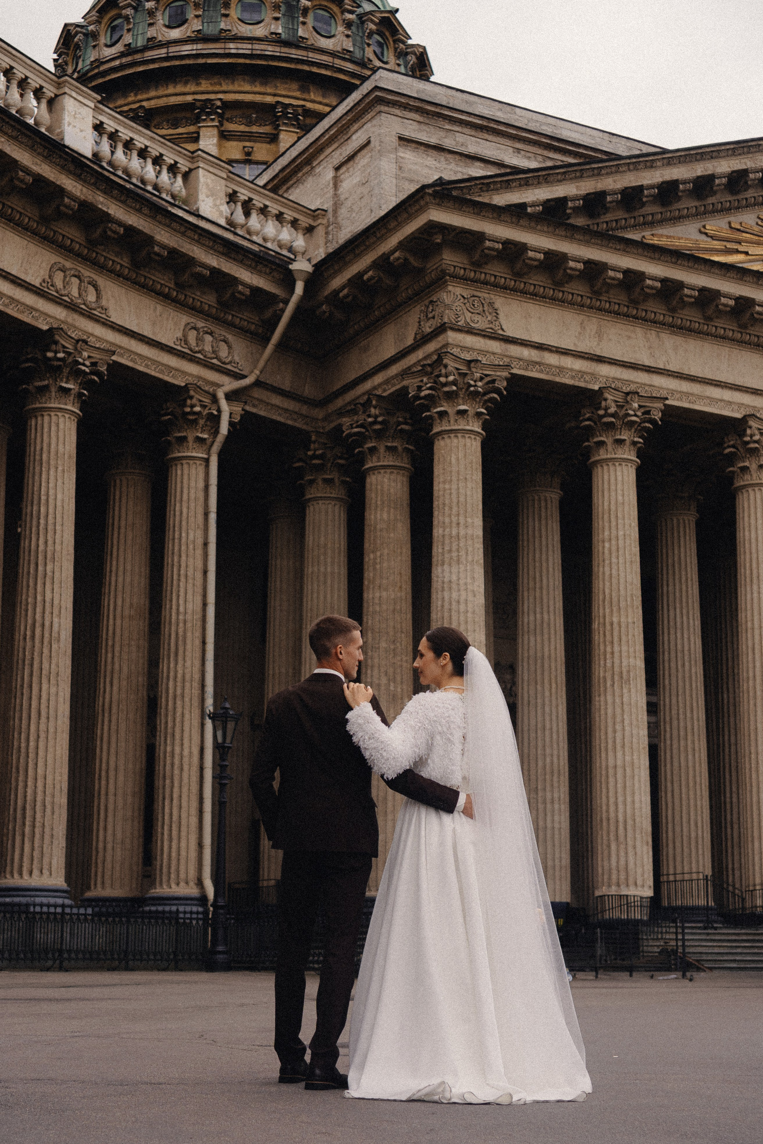 СВАДЕБНАЯ ПРОГУЛКА В САНТК-ПЕТЕРБУРГЕ (ИСАКИЕВСКИЙ СОБОР, ЗИМНЯЯ КАНАВКА, ЭРМИТАЖ И БОЛЬШАЯ МОРСКАЯ УЛИЦА). Профессиональный фотограф, Санкт-Петербург — Виктория Богомолова