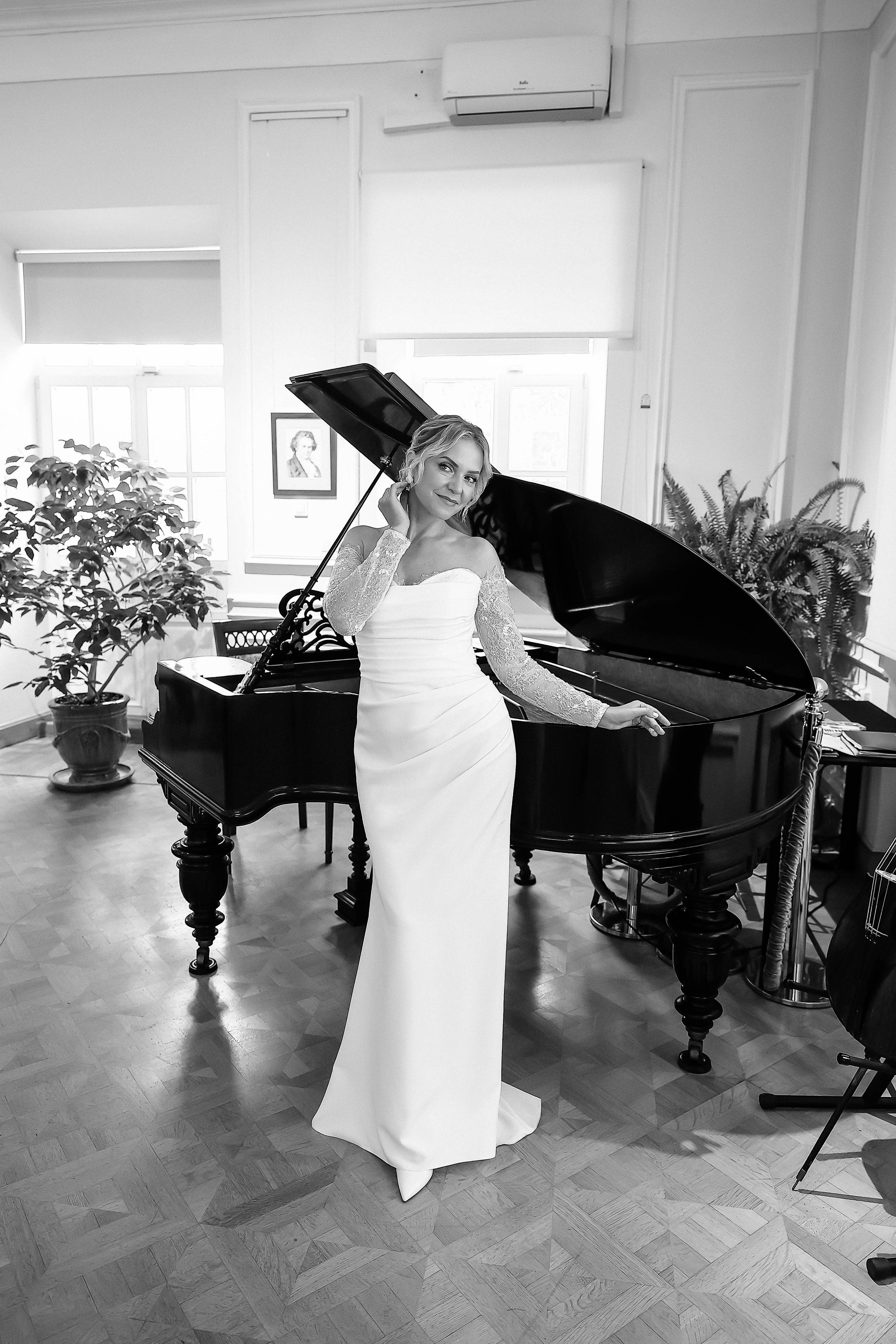 Невеста стоит на фоне рояля в интерьере Музея-усадьбы Дмитрия Веневитинова