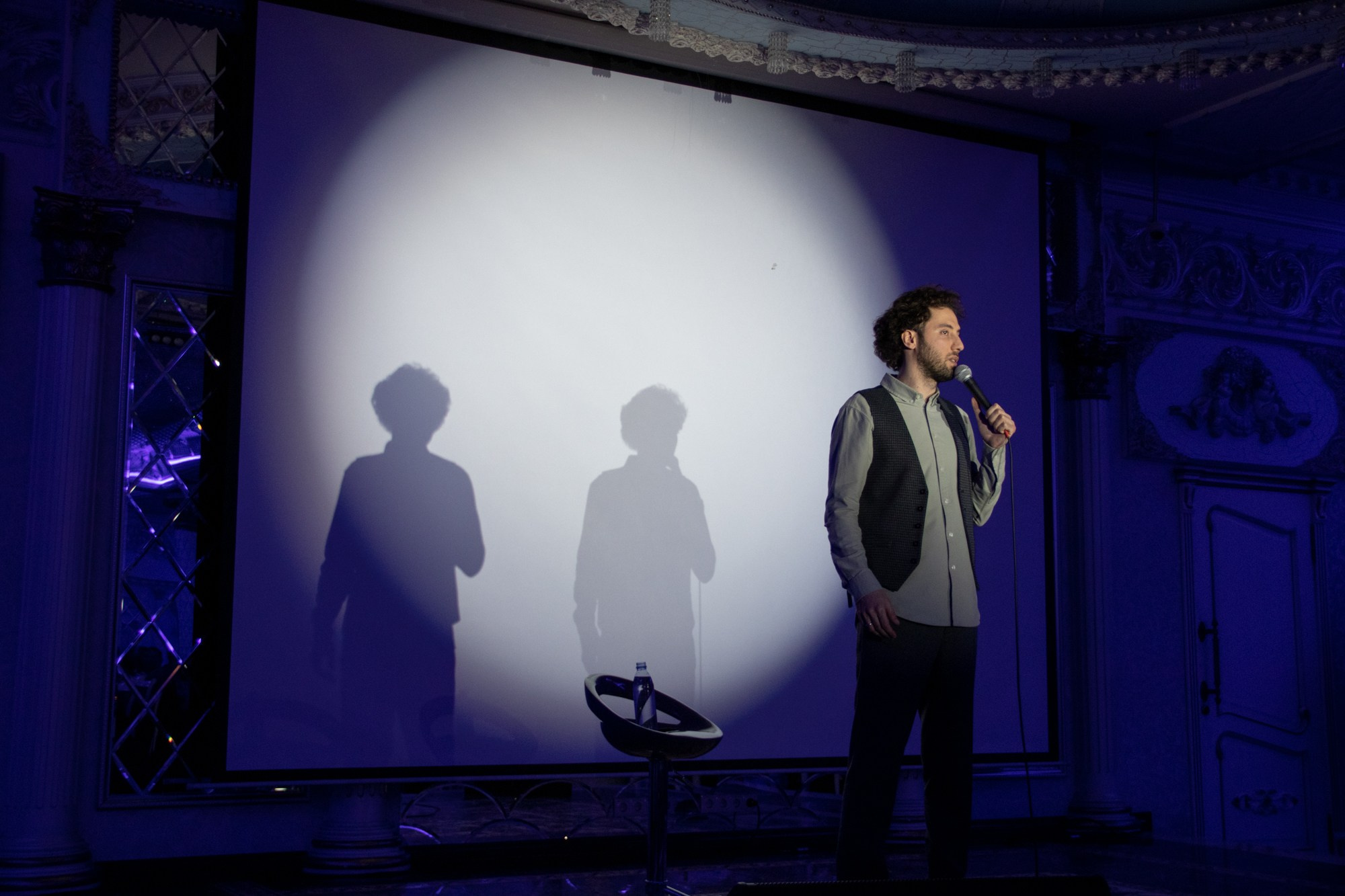 Выступление стендап-комика Дмитрий Романов. Репортажный, промышленный и маркетплейс-фотограф Дмитрий Чернат