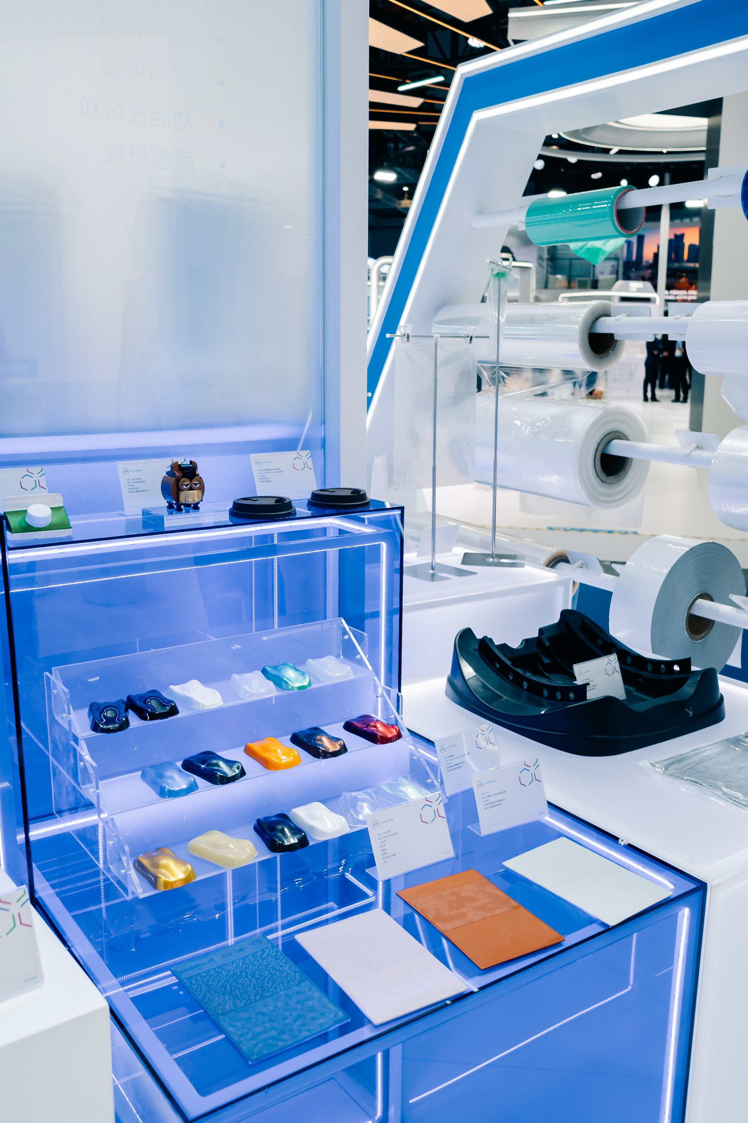 Стенды и экспонаты на выставке CHINAPLAS в Шанхае, репортажная съемка с компанией VZLP, фотограф в Шанхае.