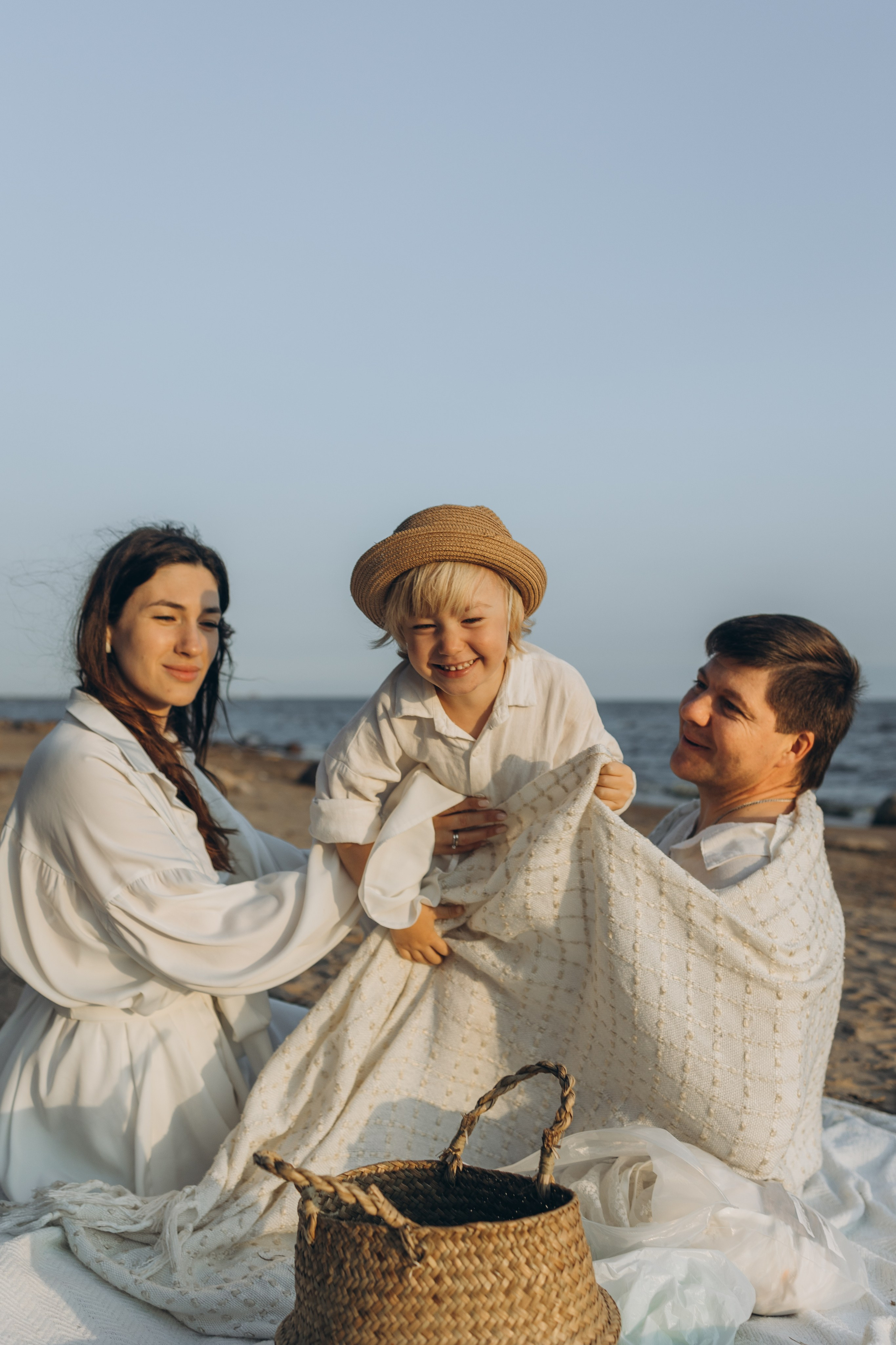 Эмилия, Дмитрий и Демид на Финском заливе. Семейный фотограф в Москве Виктория Ястребинская