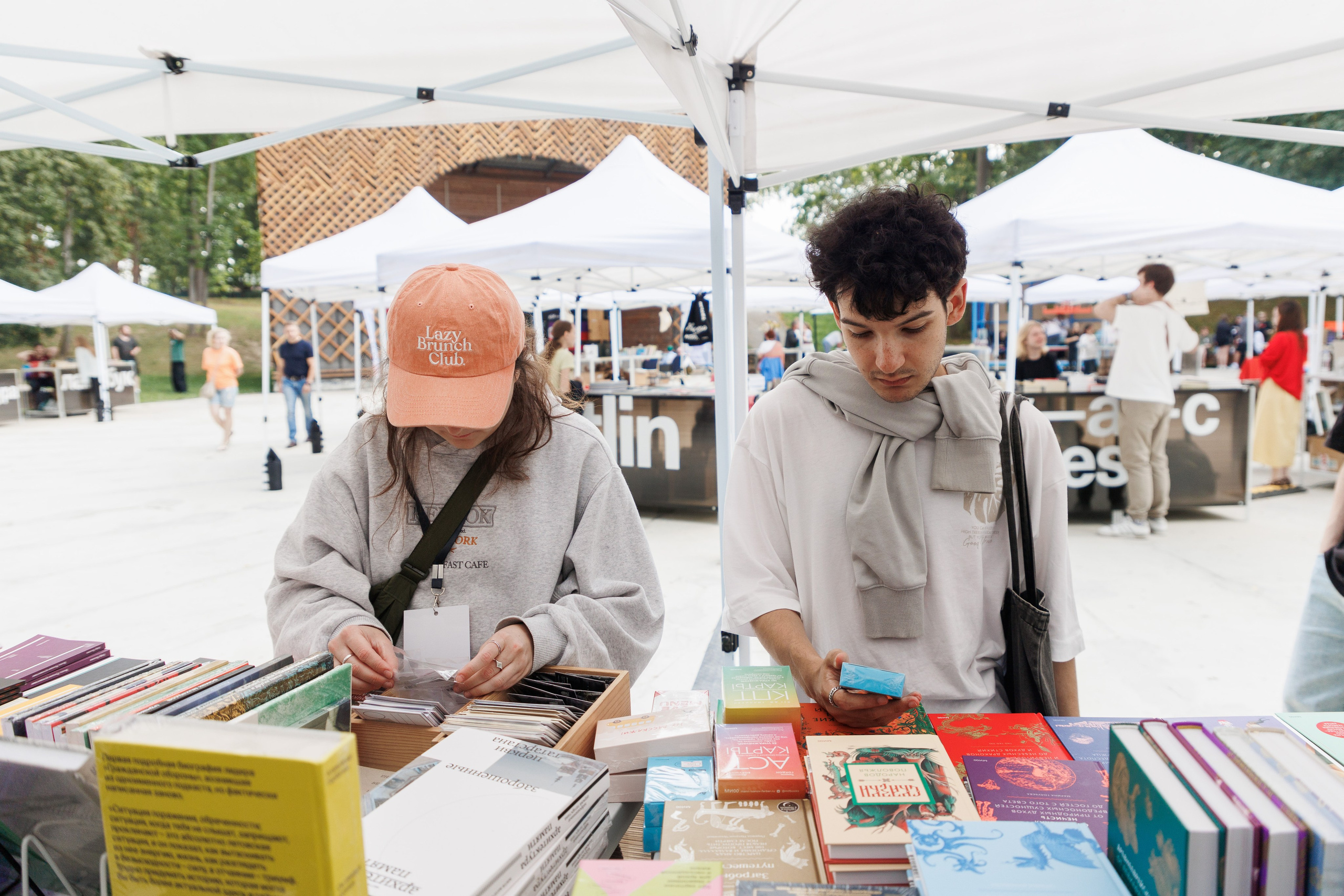 Книжный фестиваль «Смены» в Выксе 2025. Фотограф городских и семейных событий Артем Карпухин