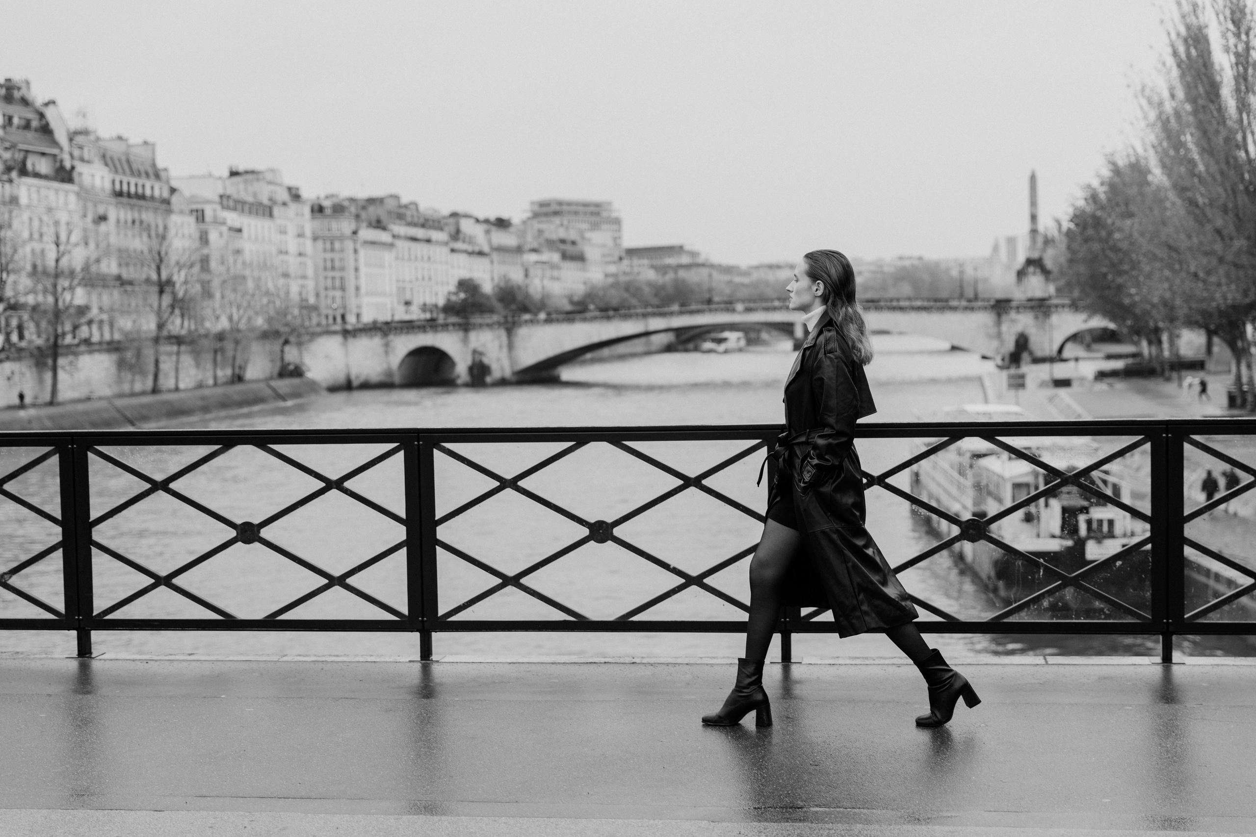 Femme fatale. Photographer in Paris