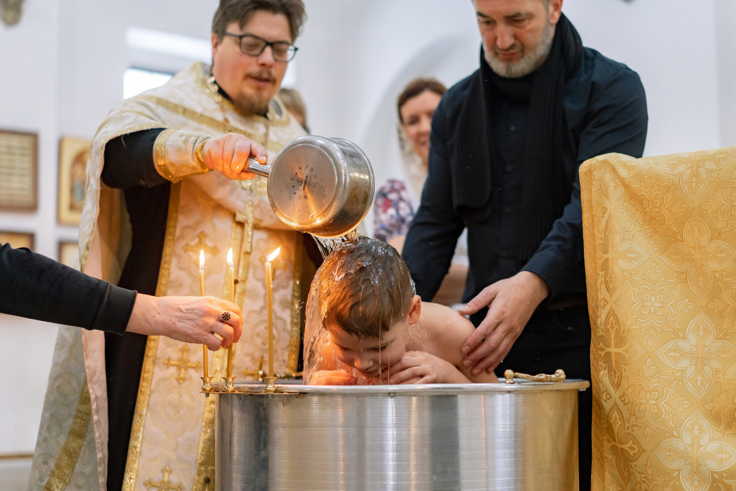 Крещение Аглаи и Фаддея. Церковь святителя Киприана. Репотражный и семейный фотограф в Москве Герлинг Радмила