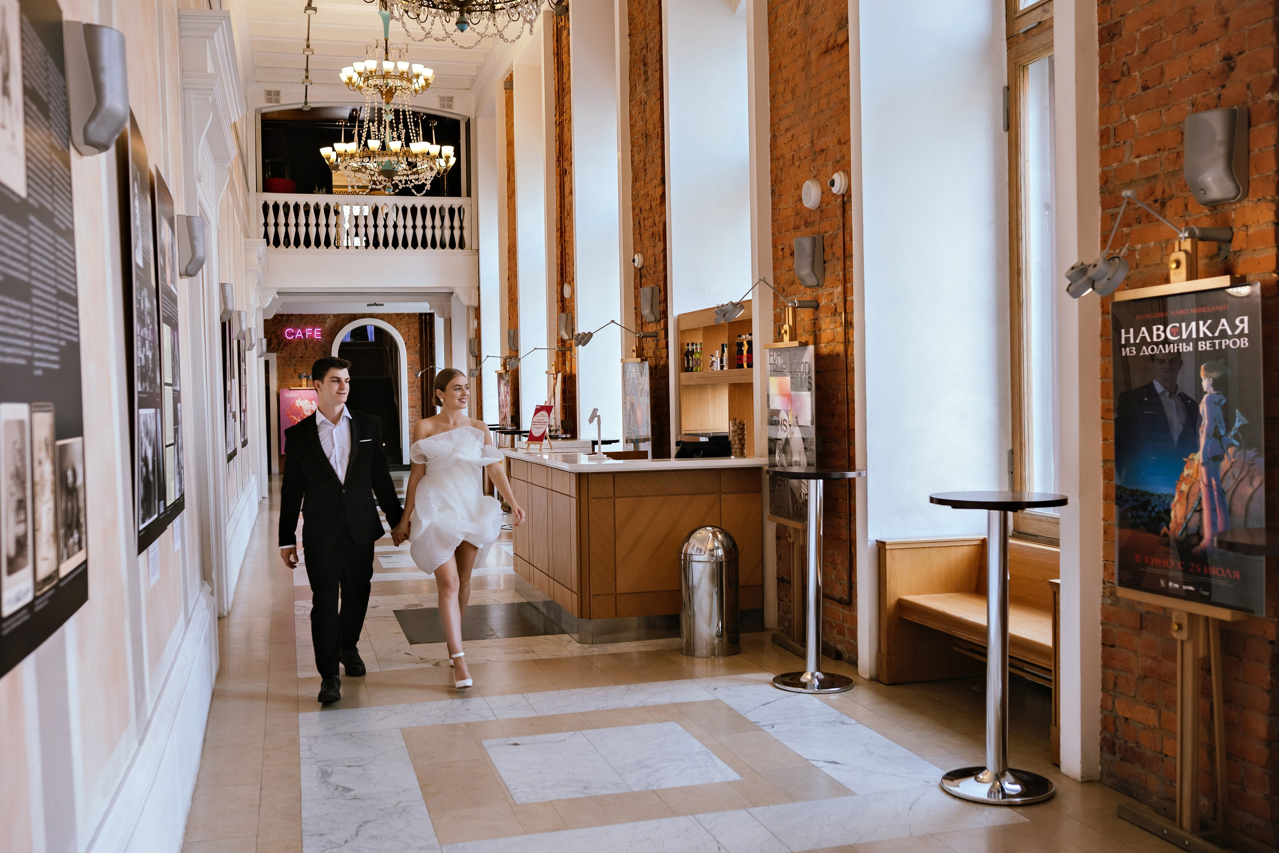 Свадебная фотосессия в кинотеатре. Фотограф и видеограф Москва. Свадебный фотограф, видеограф. Выпускные альбомы. Оживающие альбомы
