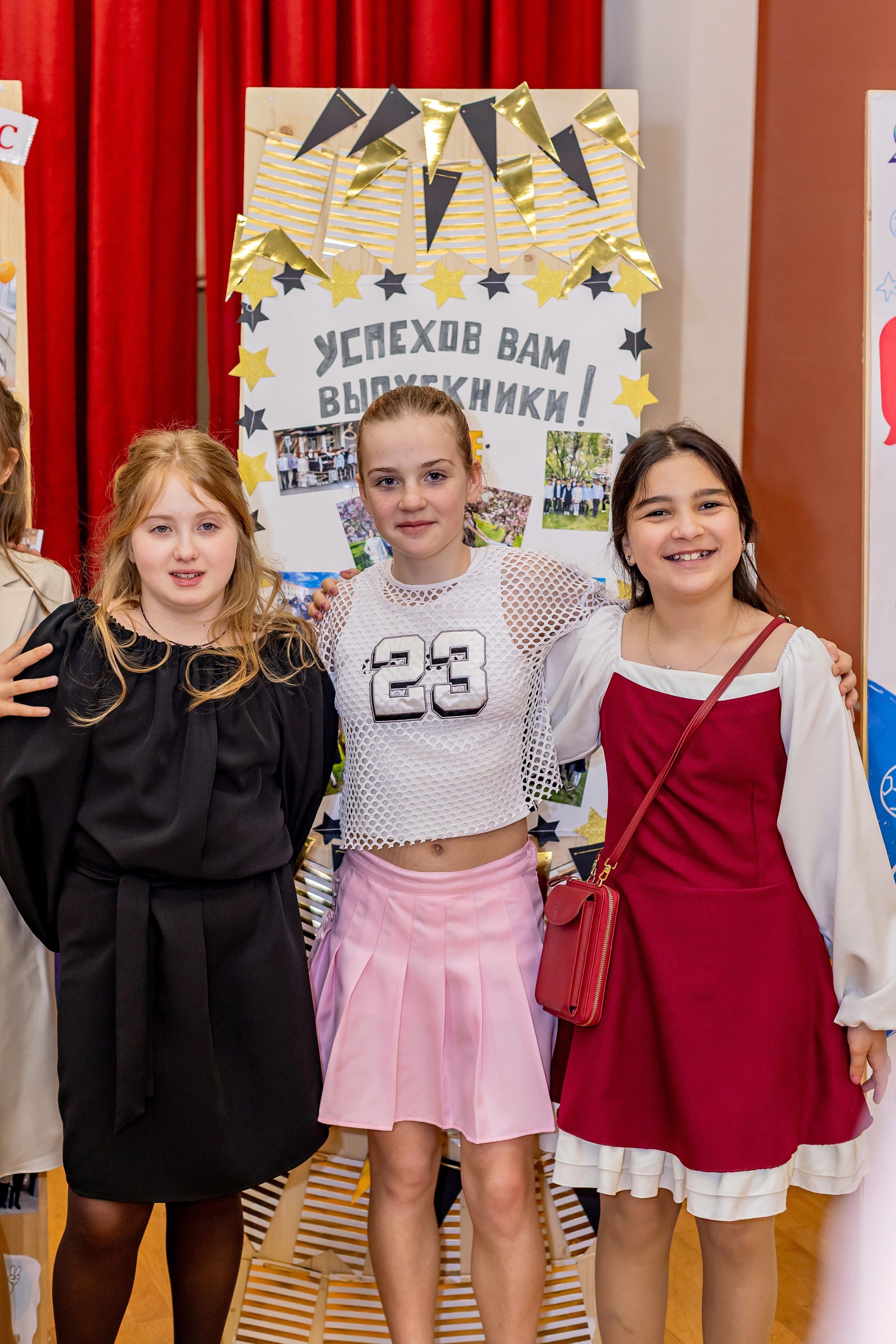 Выпускной праздник в начальной школе. Фотограф и видеограф Москва. Свадебный фотограф, видеограф. Выпускные альбомы. Оживающие альбомы