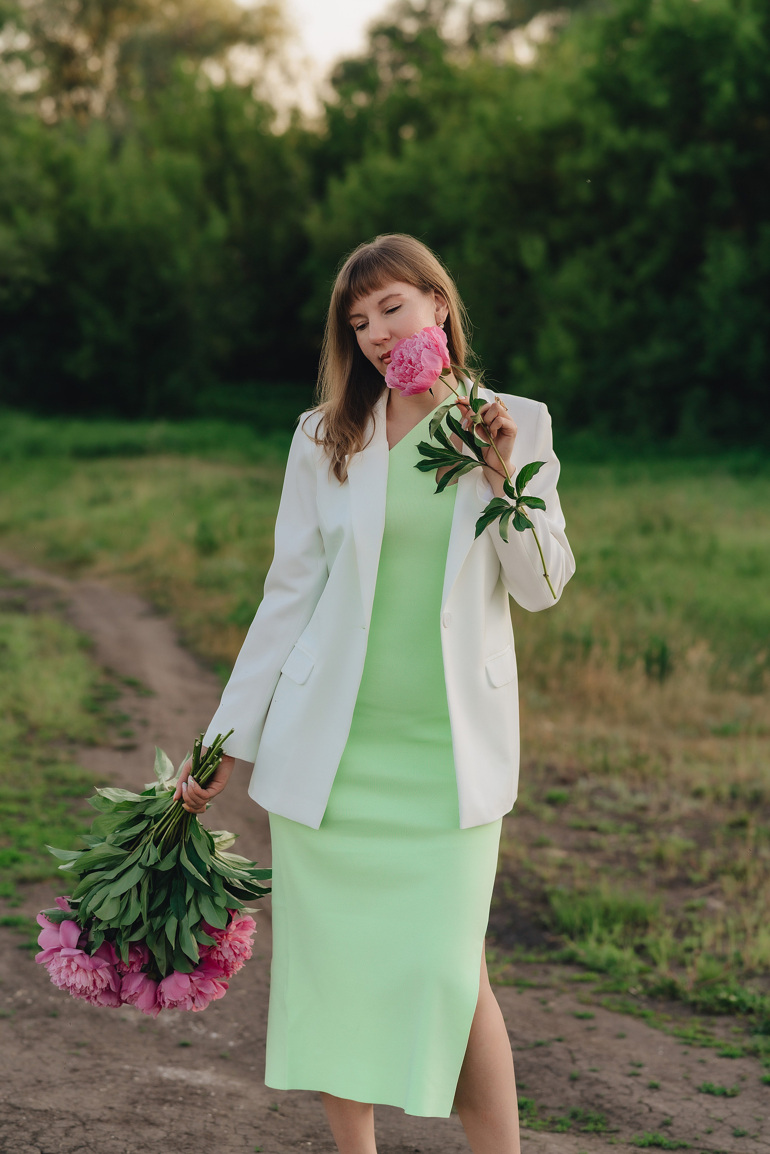Анастасия | Съемка на закате с букетом пионов. Фотограф Карина Шмулёва. Воронеж и область
