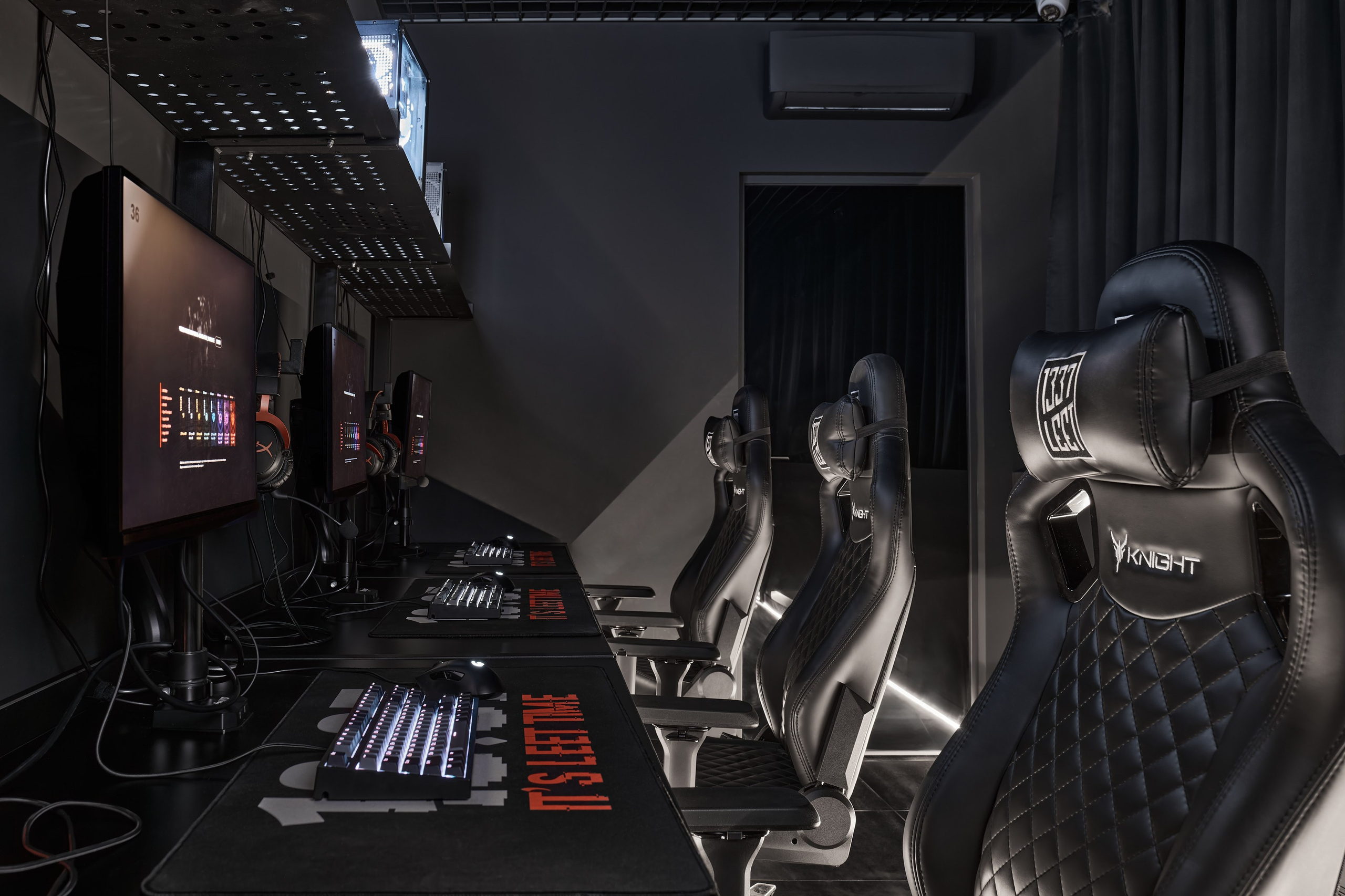 Игровой клуб в Екатеринбурге 1337 LEET. Интерьерный фотограф. Фотограф архитектуры