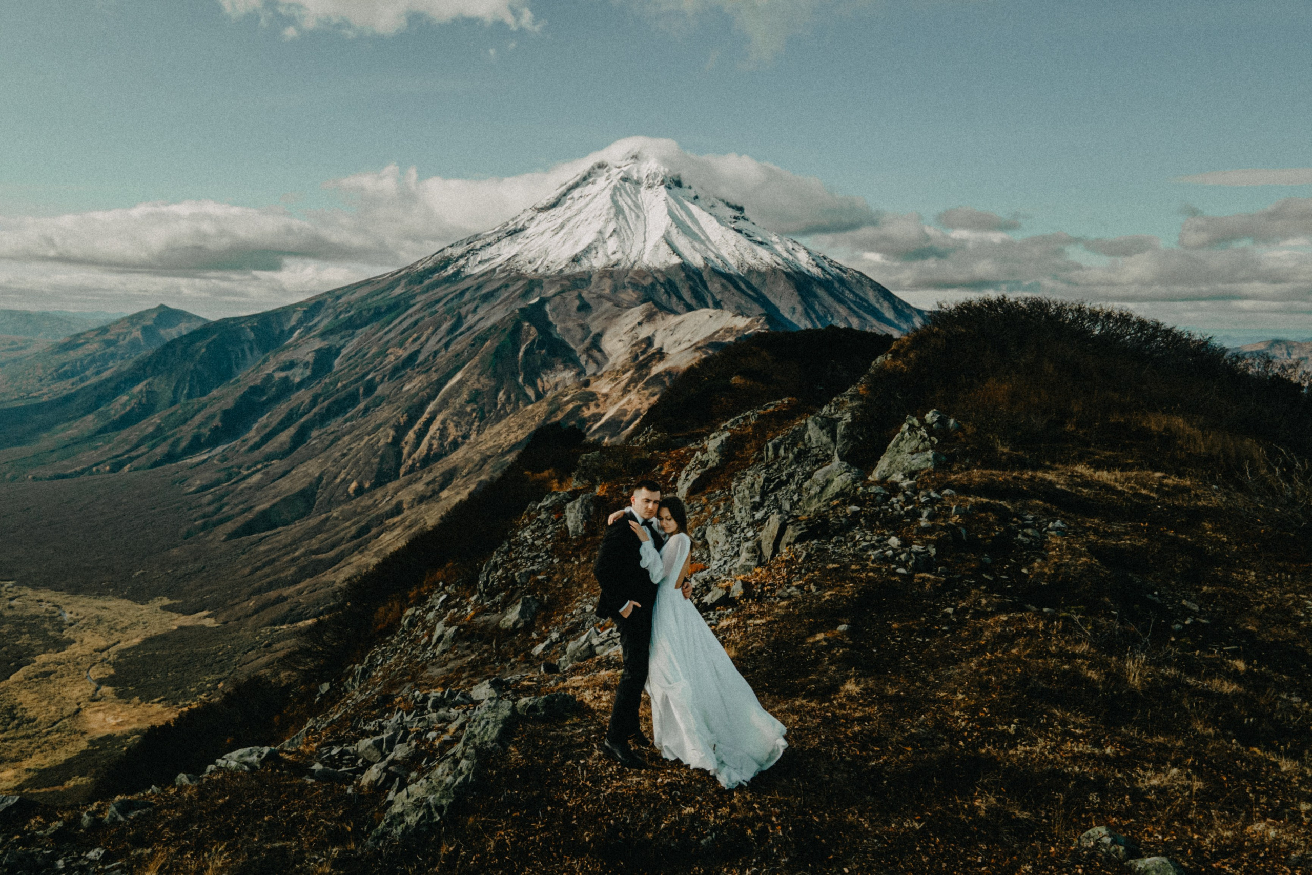 Вертолетный полет Бухта Жировая. Свадебное фото и видео на Камчатке. Туристические маршруты
