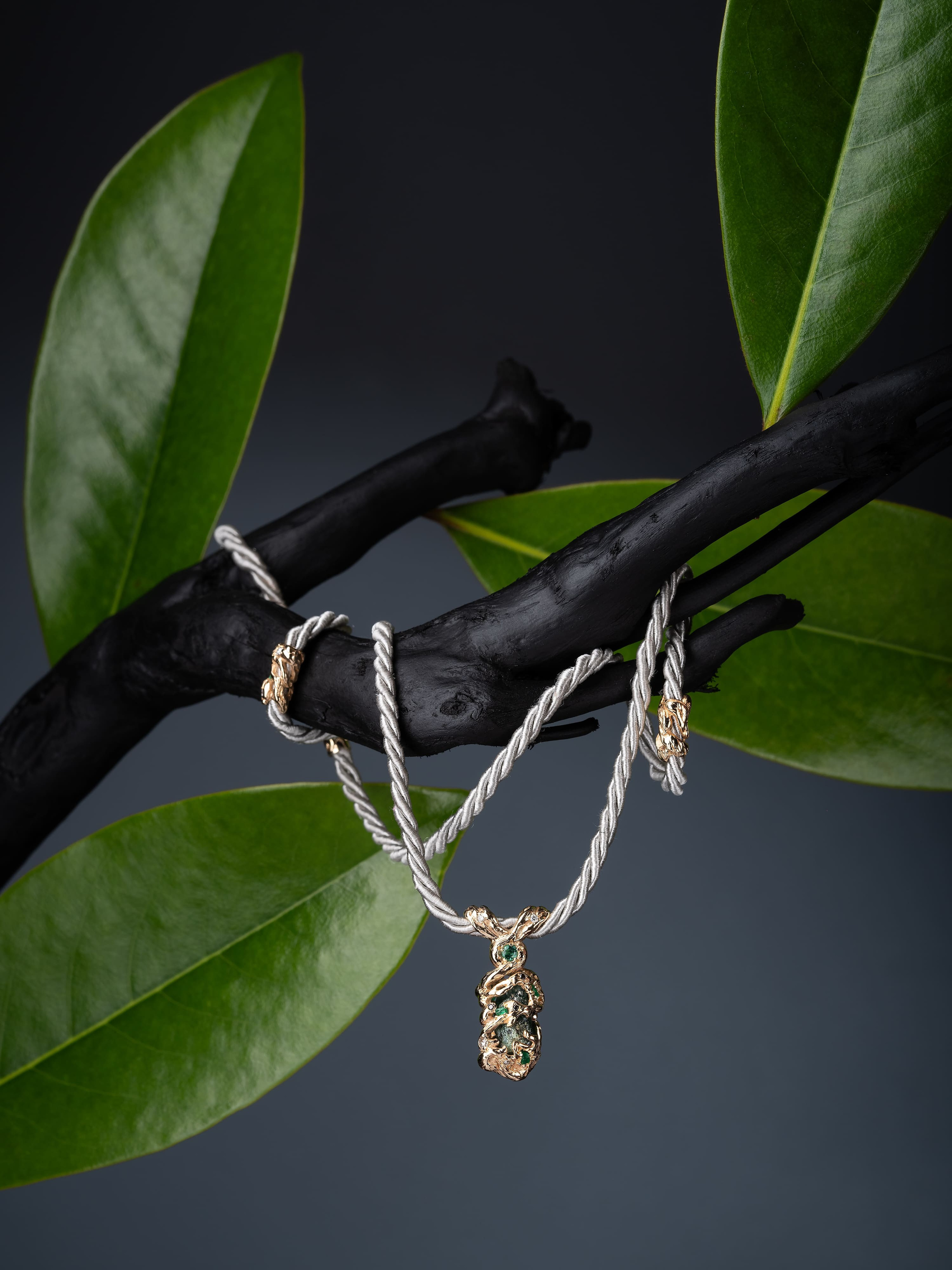 Золотой кулон с драгоценными камнями на фоне нейтрального цвета, студийная фотосъемка в городе Сочи, элемент ювелирного украшения с ярким блеском и детальной отделкой. Фотосъемка для маркетплейсов Wildberries, OZON и Яндекс.Маркет в городе Сочи