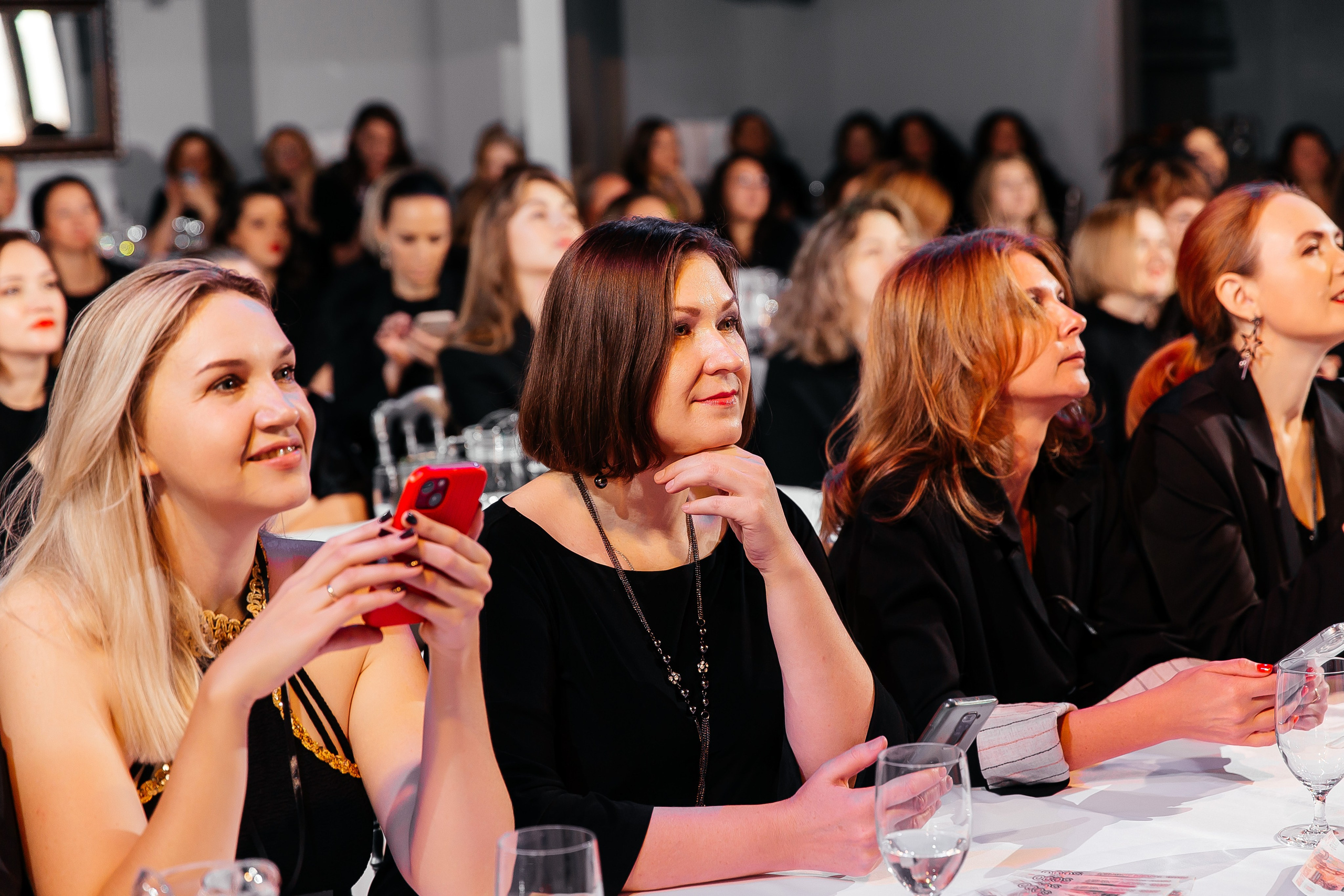 Фотозона+выступление спикеров. Фотограф в Красноярске Надежда Воскресенская