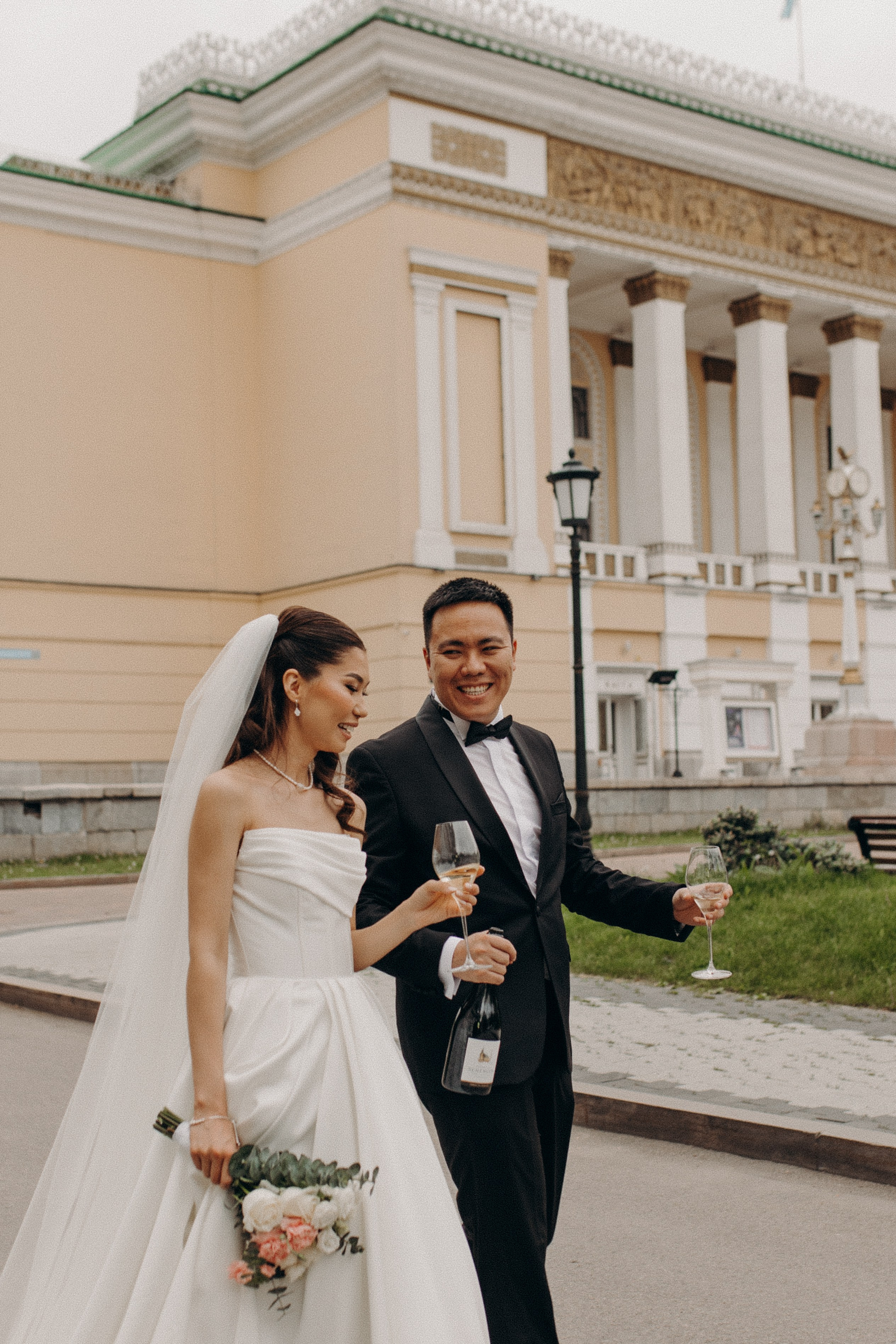 Прогулка и два бокала игристого…. Свадебный и семейный фотограф в Алматы Laura Dosmann