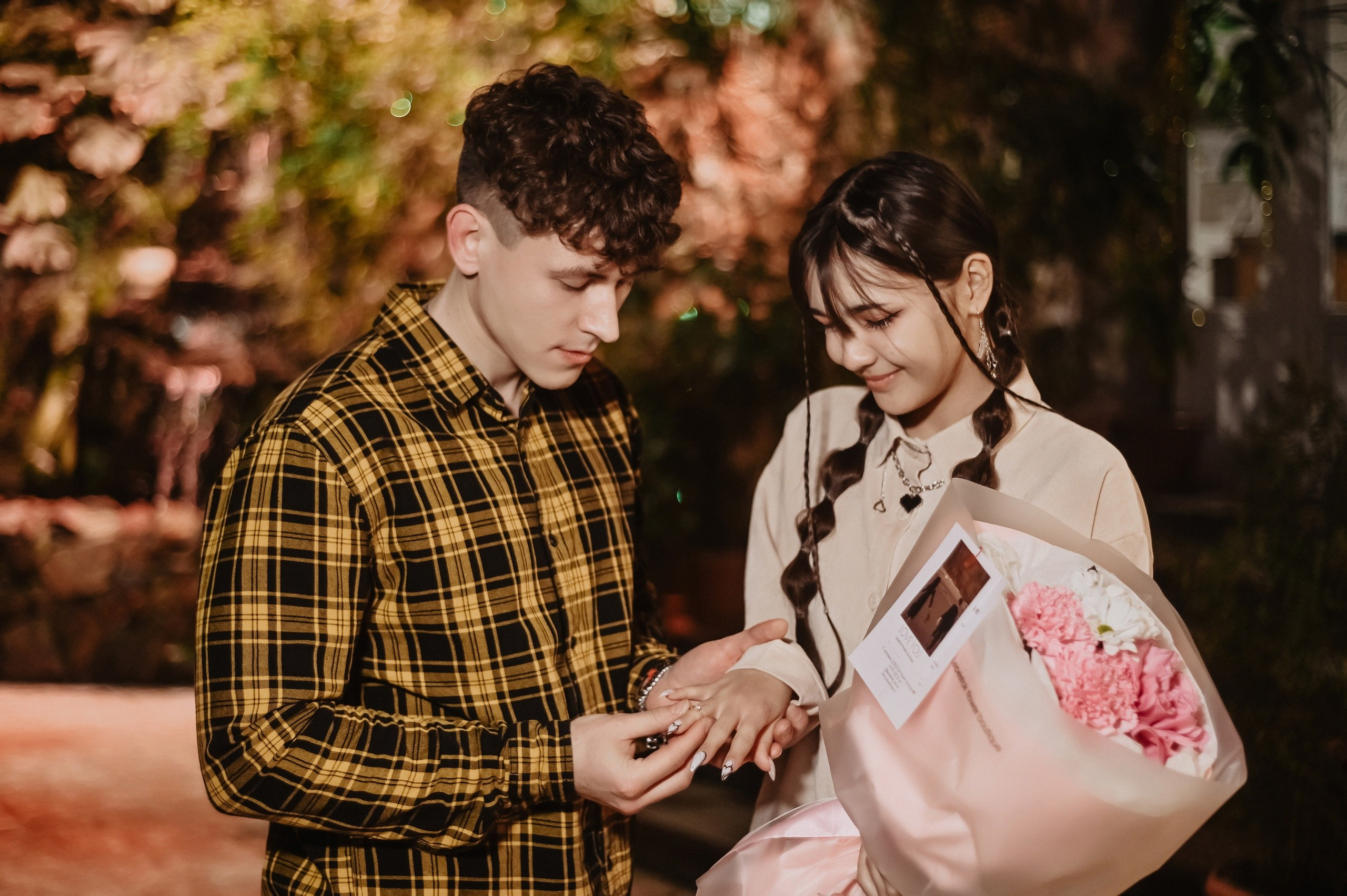 «Предложение руки и сердца» в ботаническом саду вечером. Семейный и свадебный фотограф в г. Уфа Динара