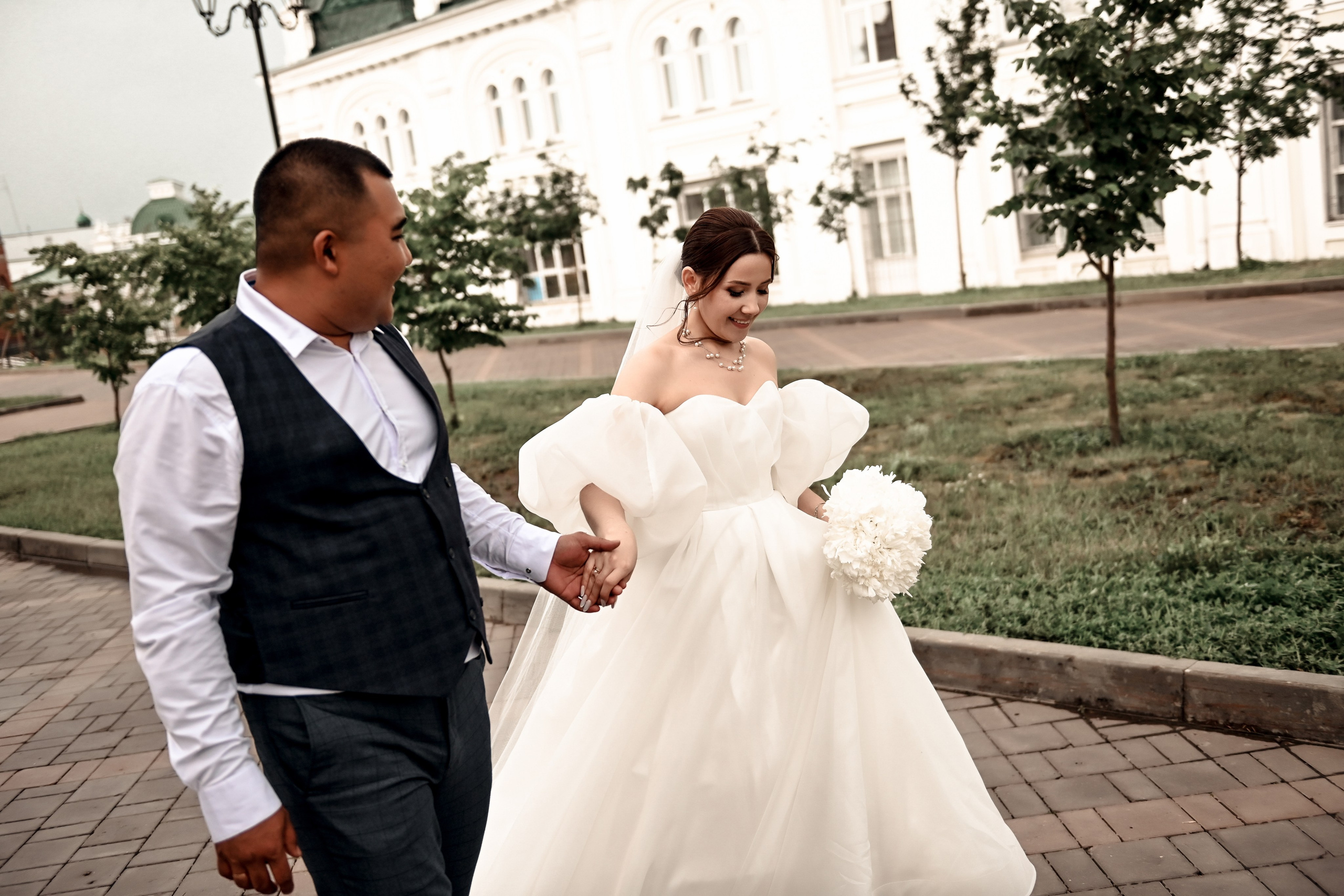 Небольшая свадебная серия в музее и прогулкой под дождем Эльмиры и Ризата. Свадебный, семейный, детский, контент фотограф в Омске Максим Ильин