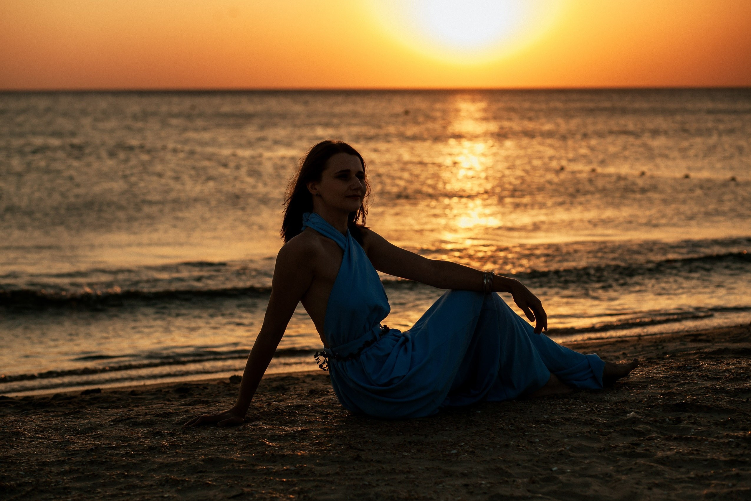 Индивидуальная фотография в свете заката в Анапе