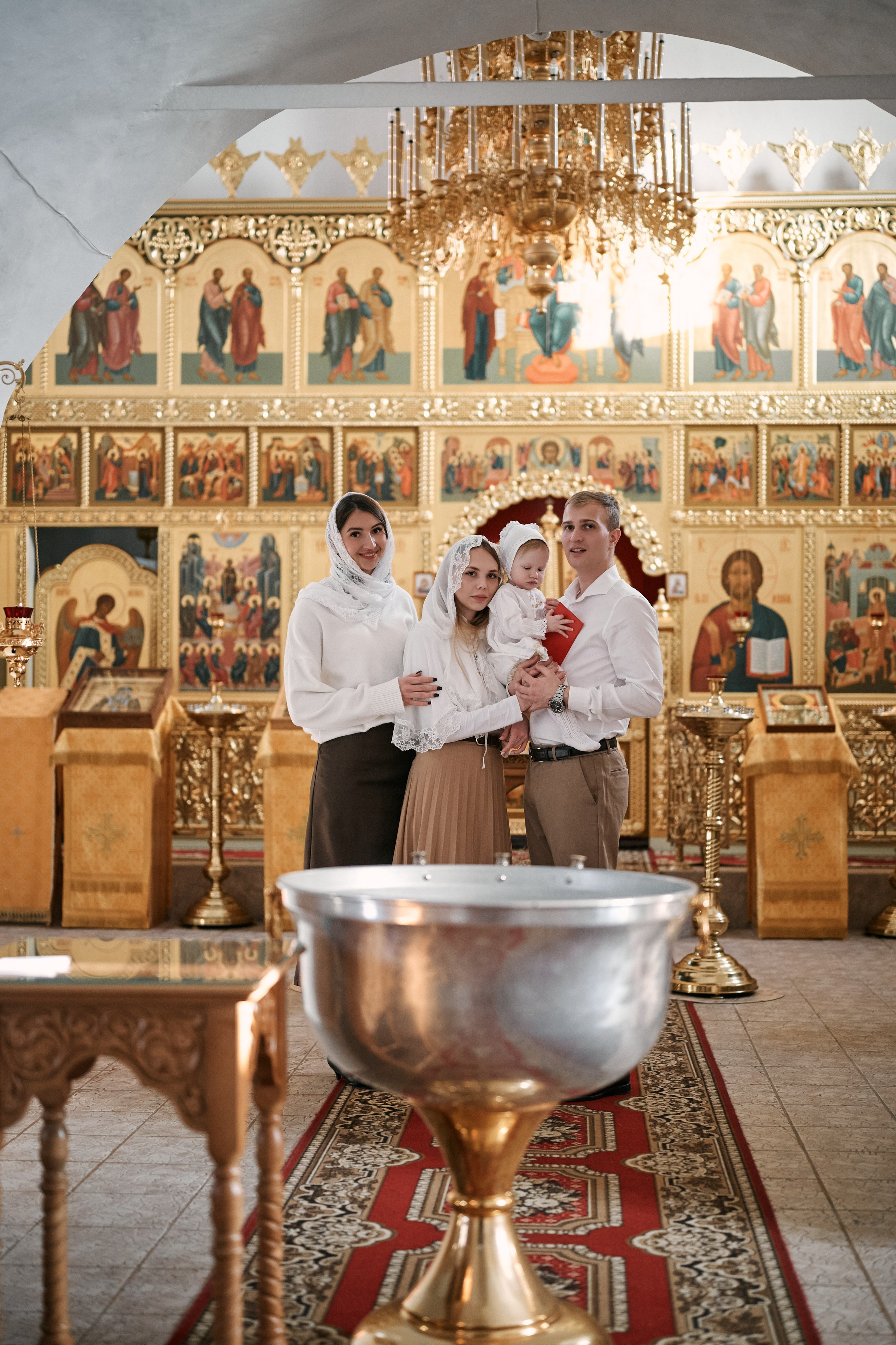 Крещение в храме Преполовения Пятидесятницы во Пскове. Свадебный фотограф Надежда Максимова