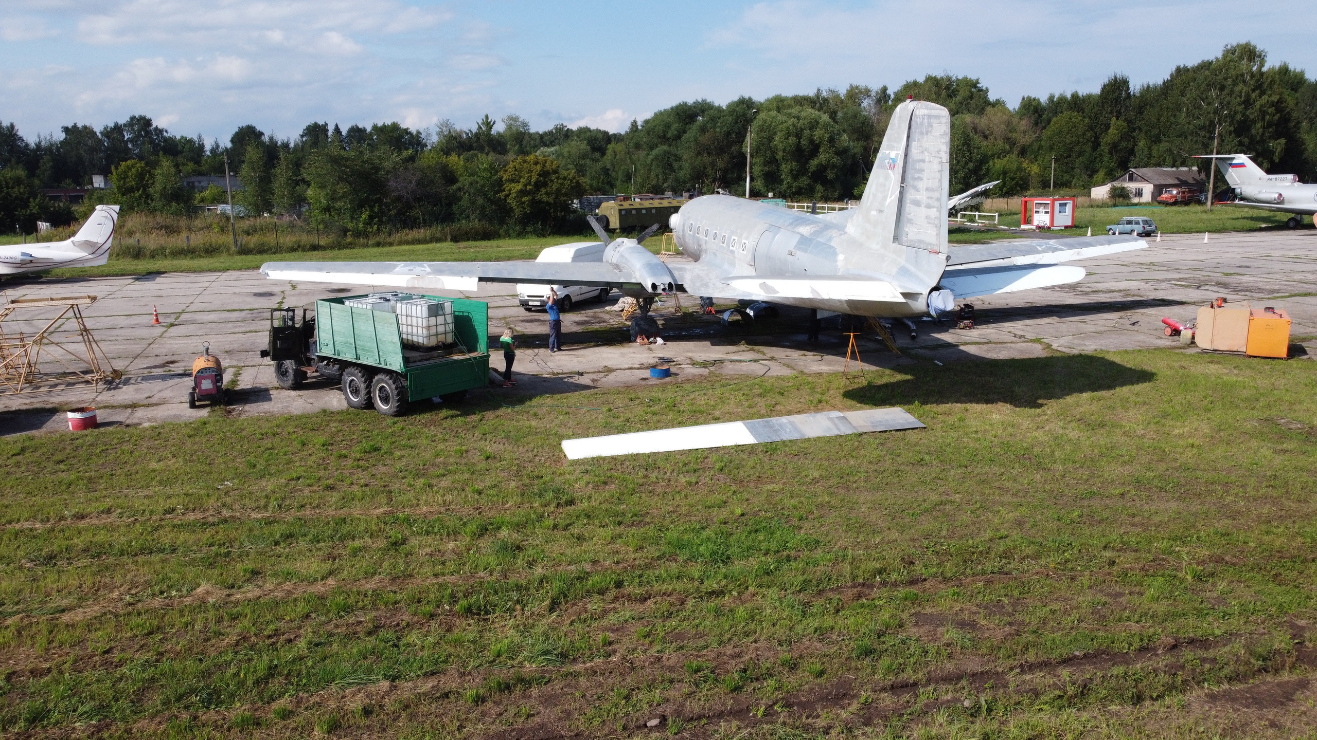 Ил-14Т «Голубая Мечта» — смывка краски (2021 г.). Фотоальбом показывающий увлекательный мир авиации и мир медведей Андрея Иванова