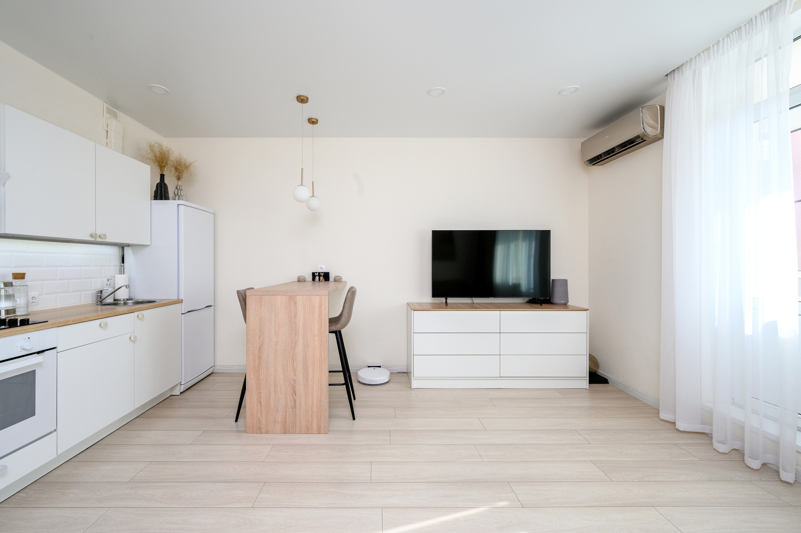 Светлая студия на продажу. Интерьерный фотограф. Фото- видеосъемка недвижимости Санкт-Петербург