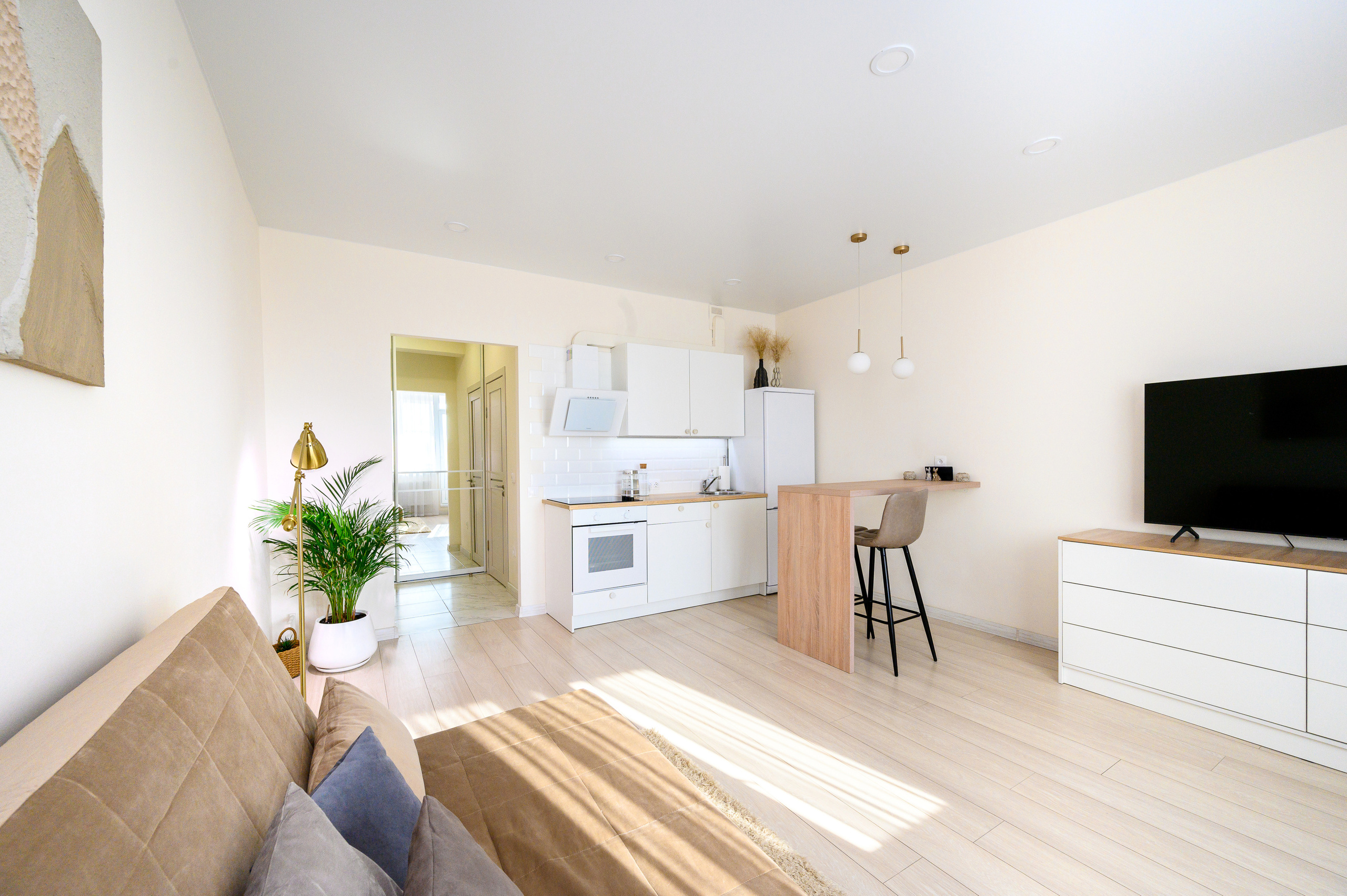 Светлая студия на продажу. Интерьерный фотограф. Фото- видеосъемка недвижимости Санкт-Петербург