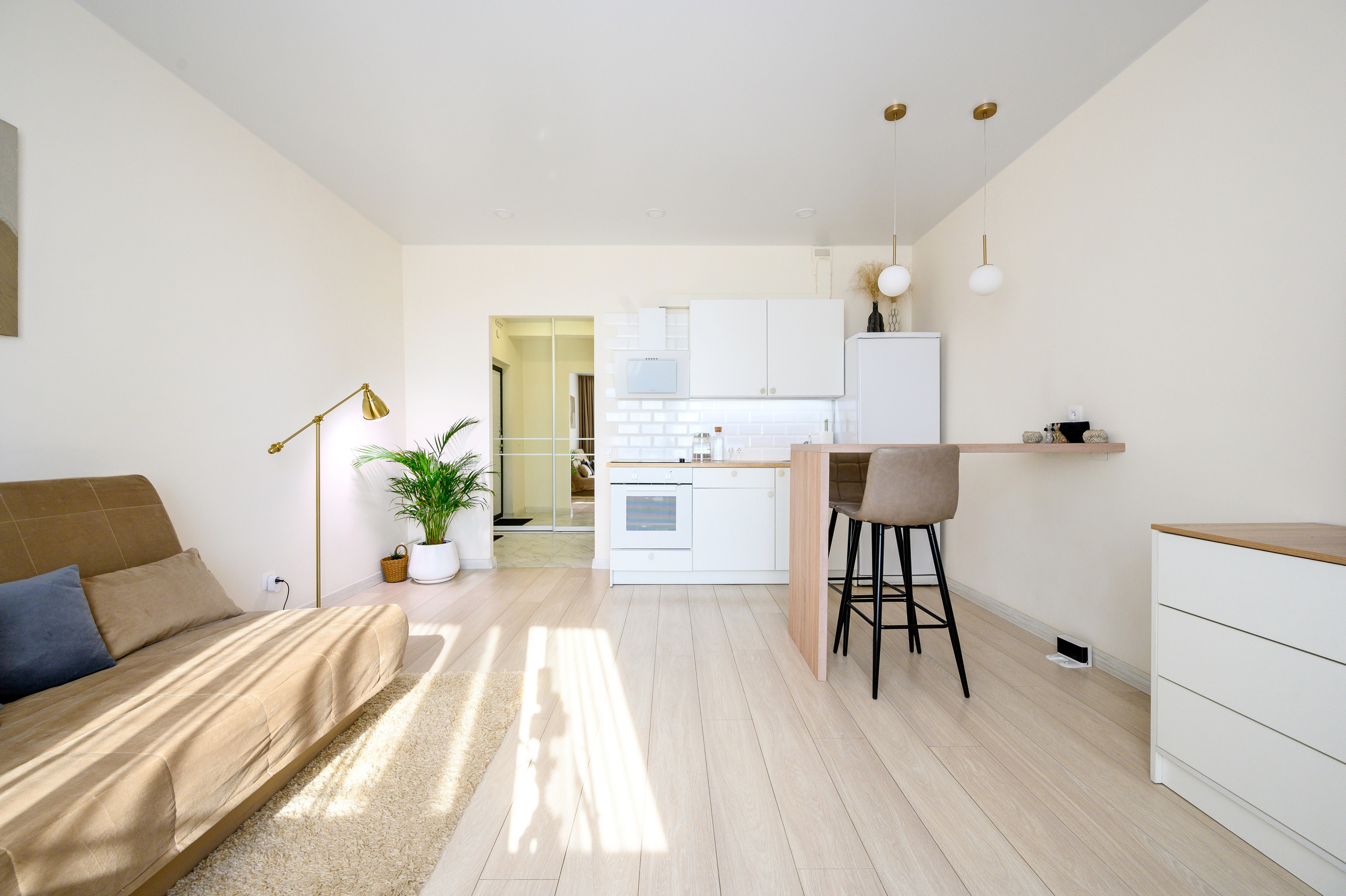 Светлая студия на продажу. Интерьерный фотограф. Фото- видеосъемка недвижимости Санкт-Петербург