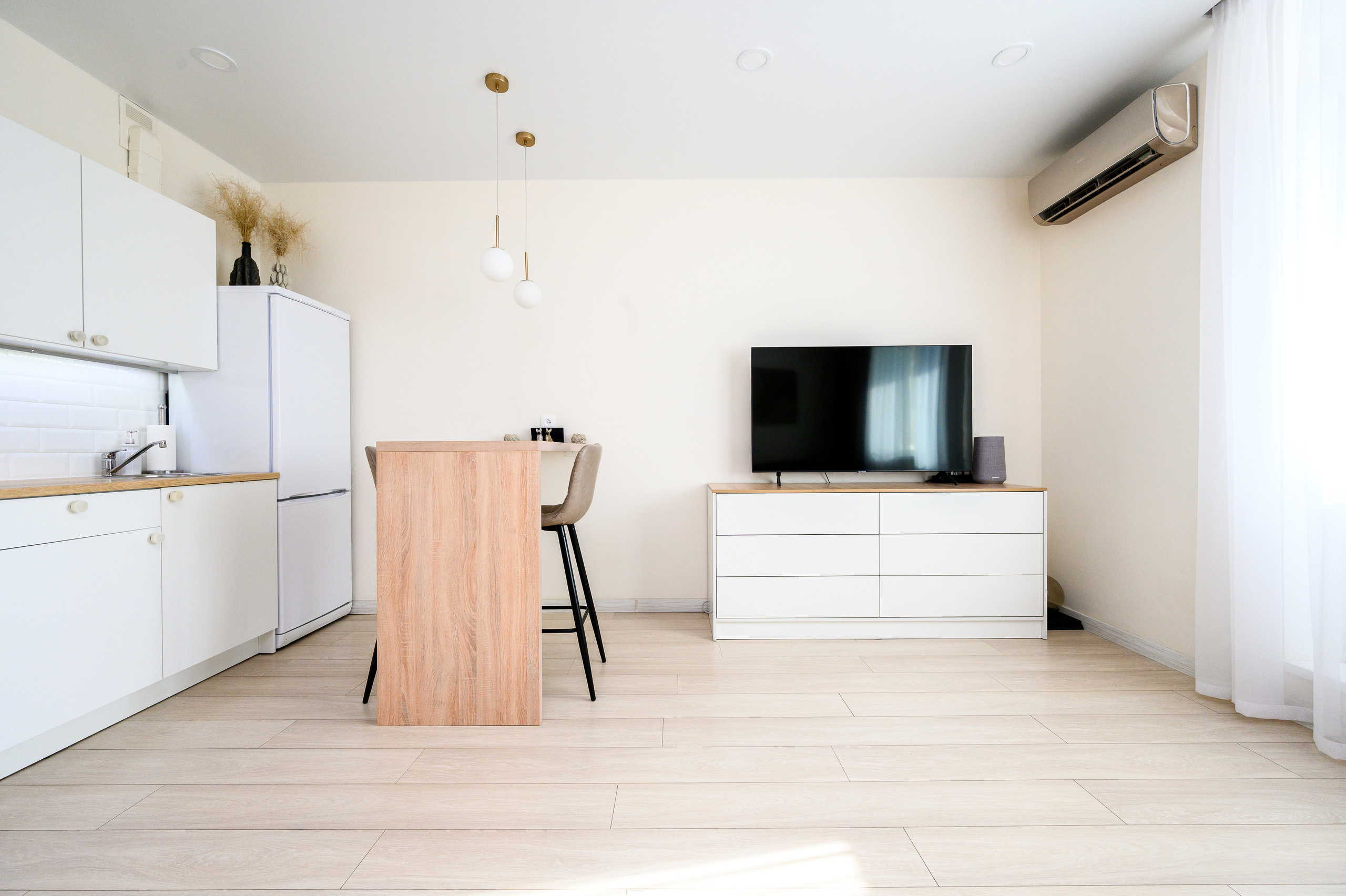 Светлая студия на продажу. Интерьерный фотограф. Фото- видеосъемка недвижимости Санкт-Петербург