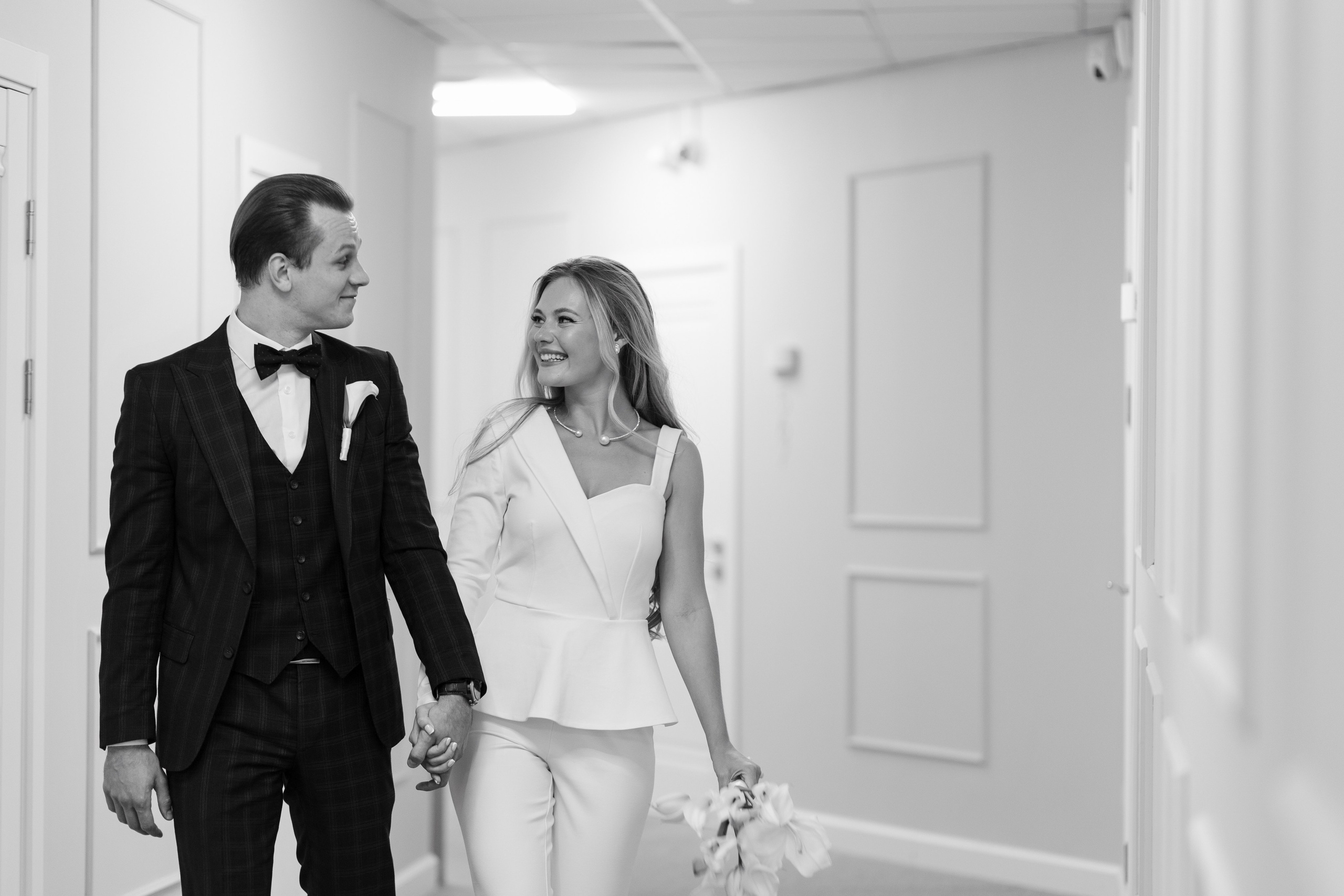 Молодые идут по коридору и смотрят друг на друга.