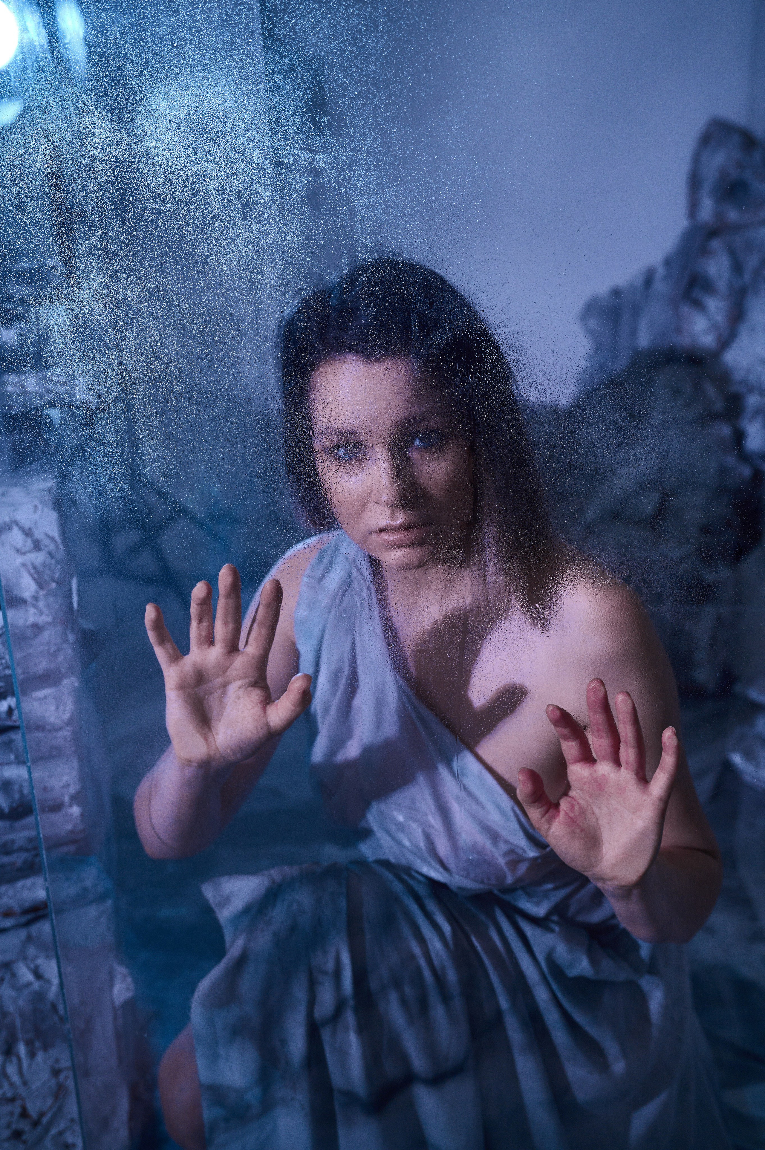 Фотосессия Ксении в декорациях «Лед» со стеклянным кубом