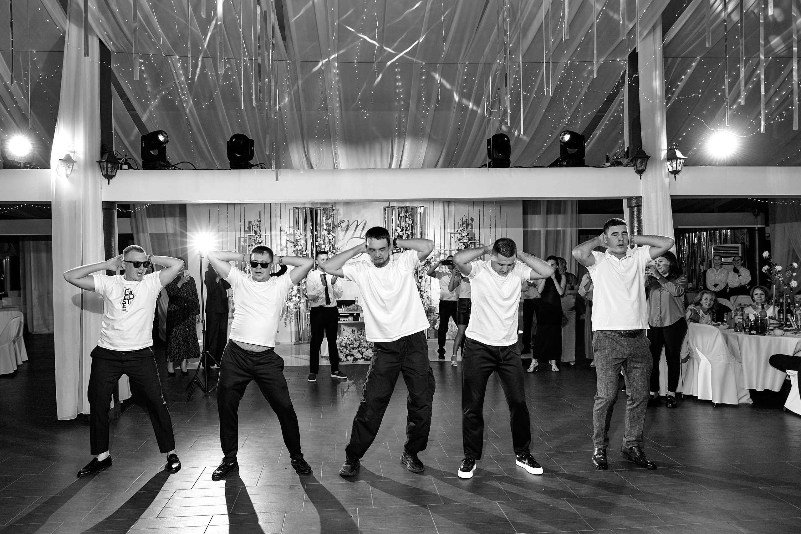 Танцевальный баттл парней на свадьбе в Ульяновске — творческий подарок молодым. Фотограф Елена Орешина