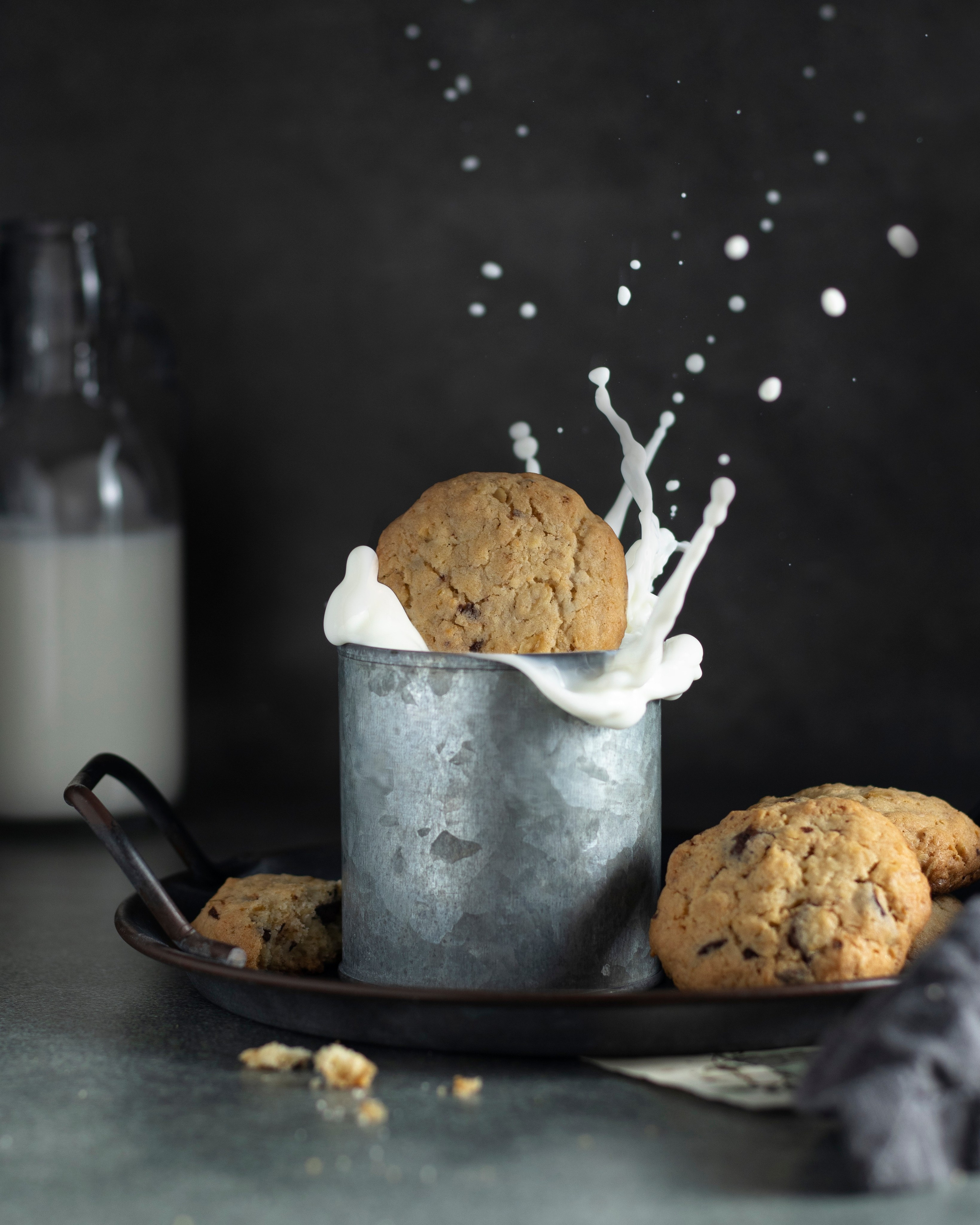 Фото левитации молока с брызгами и печеньем