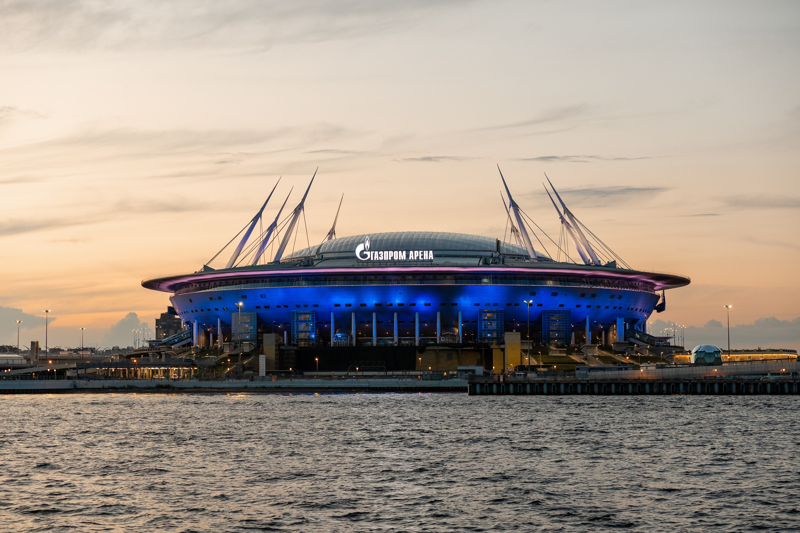 Фотография на закате стадиона Газпром-Арена, сделанная с борта теплохода