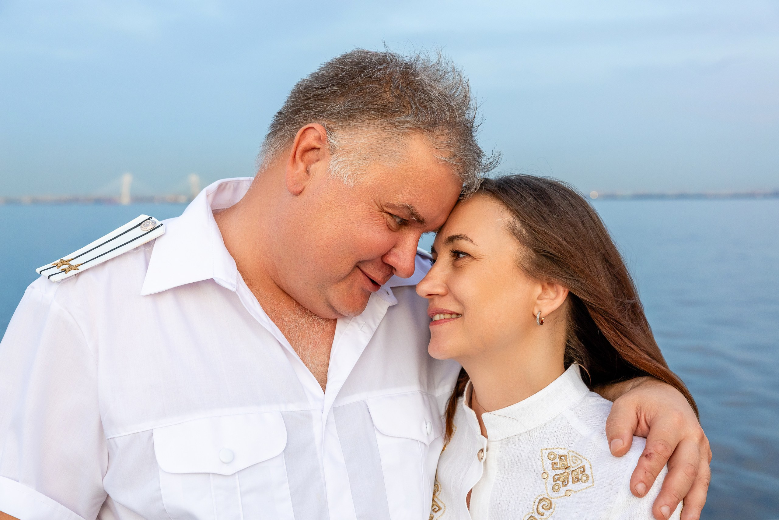 Влюбленная пара на теплоходе на фоне моста ЗСД в Финском заливе