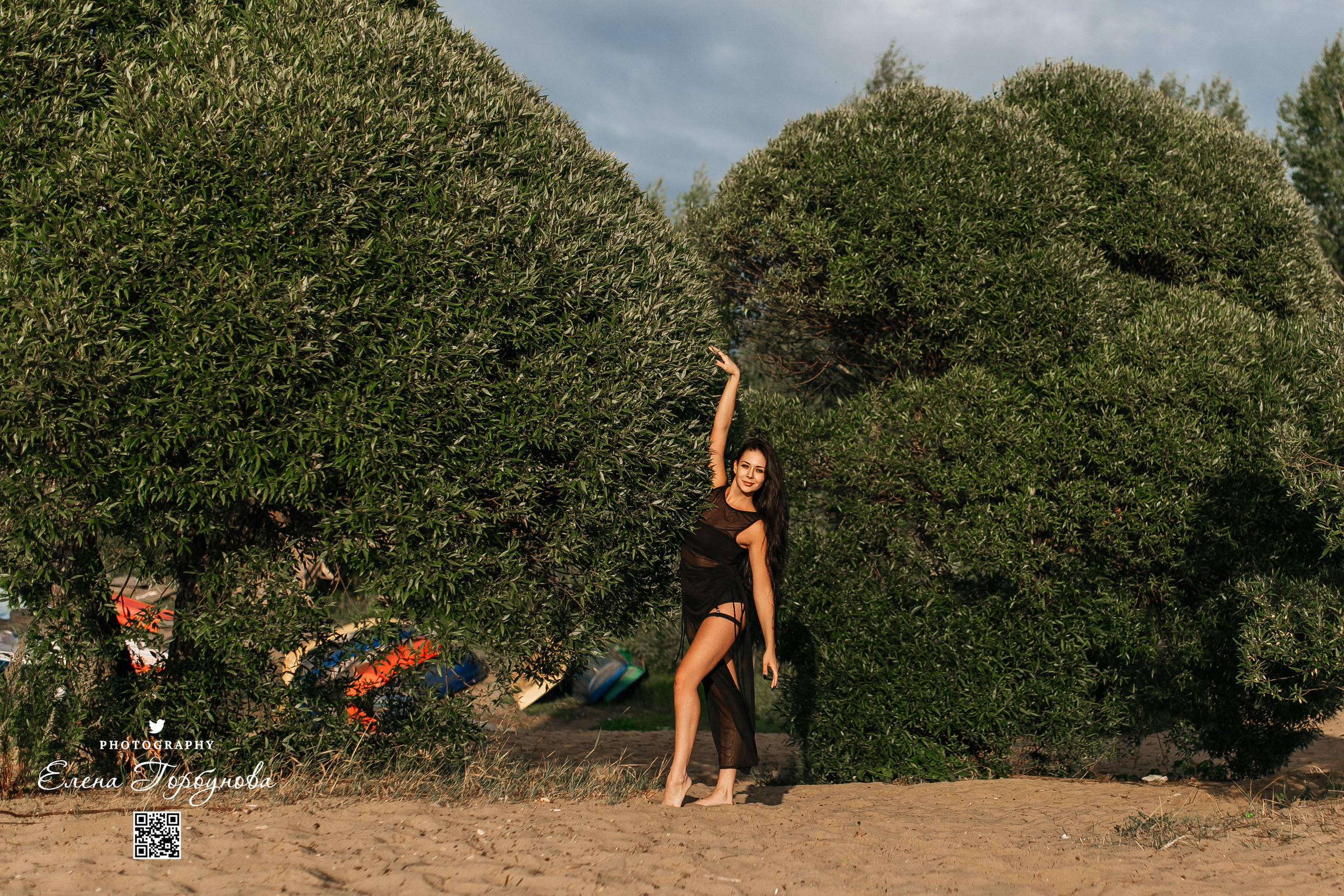 Девушка фотографирутся в листьях ивы