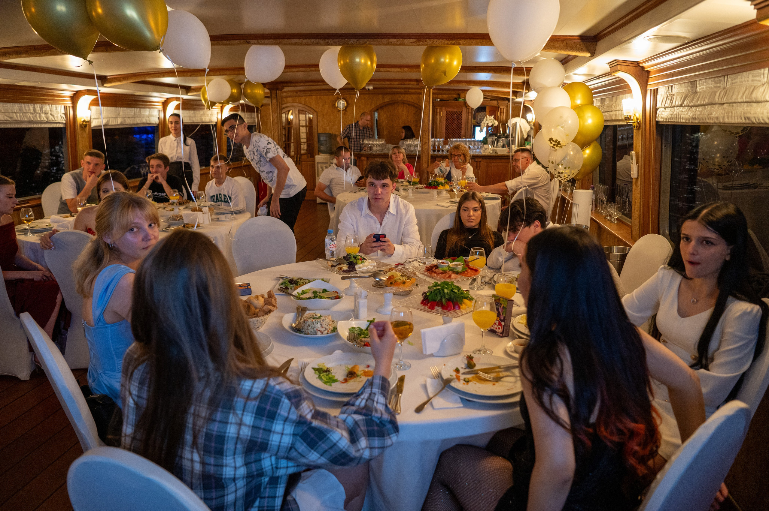 Выпускной вечер 11 класс на теплоходе. Детский и семейный фотограф г. Москва Оксана Катаджи