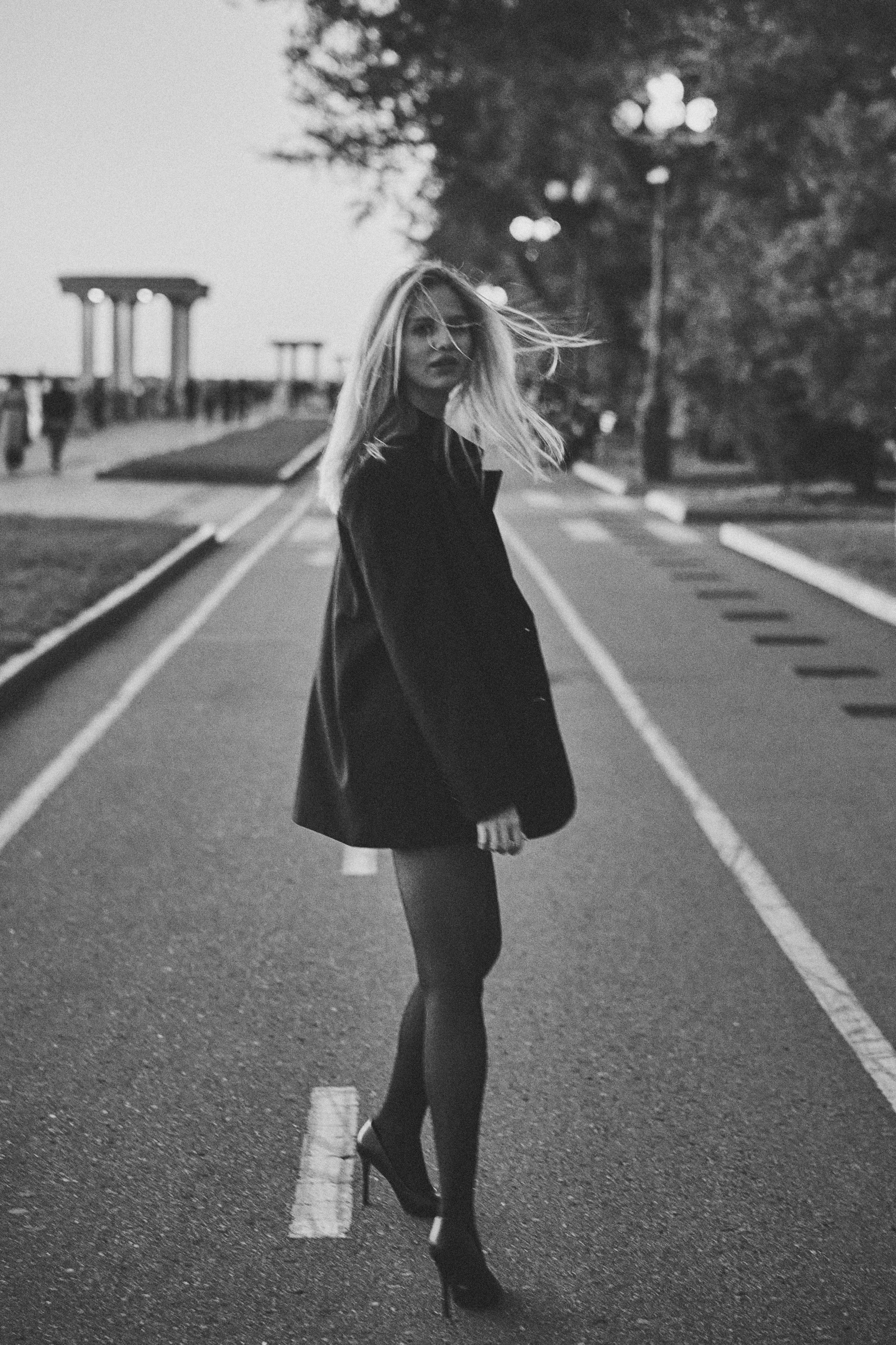 вечерняя стильная женская фотосессия на набережной