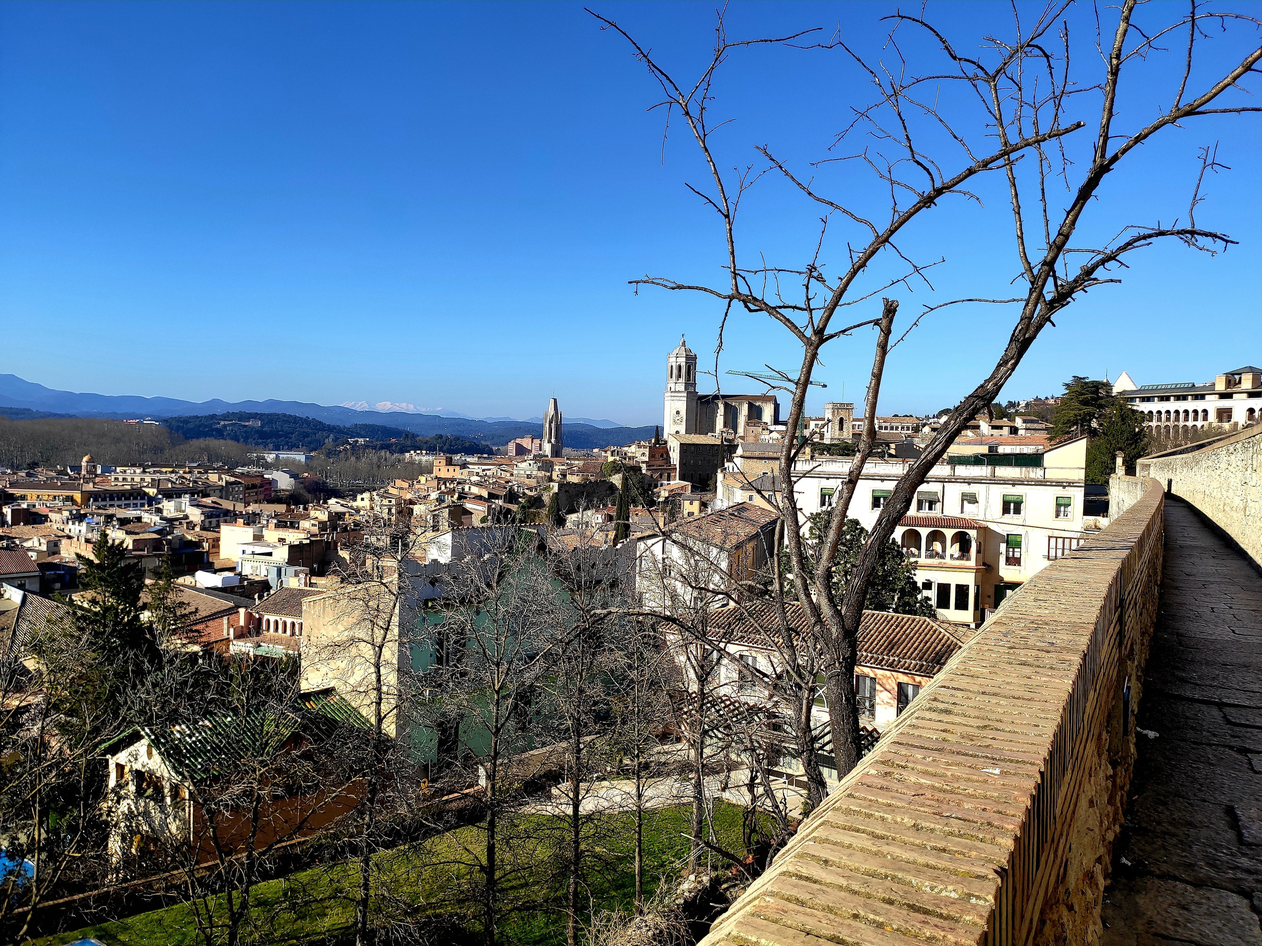 Обновлялась в средние века, сейчас обрамляет исторический центр