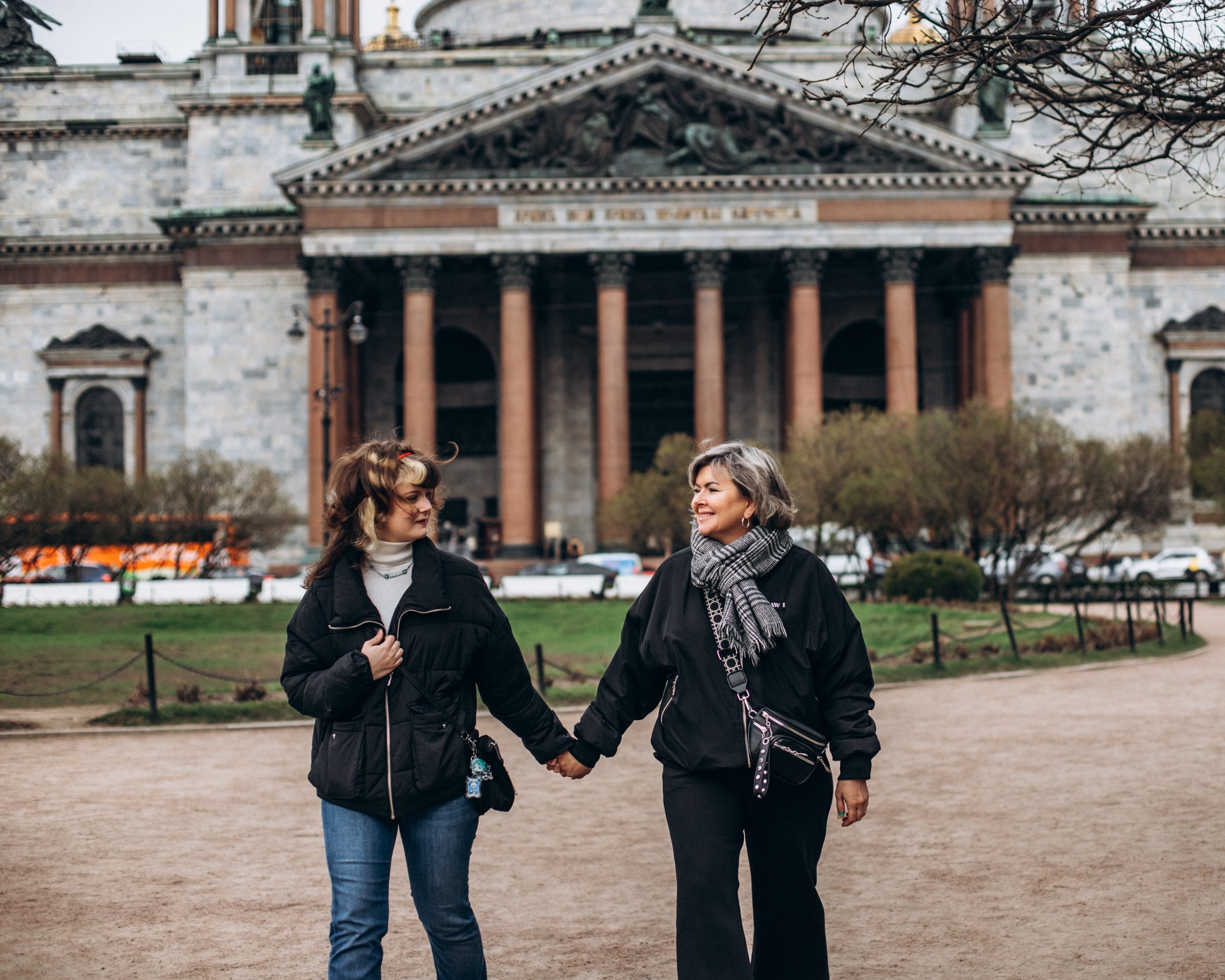 Ольга и Варвара в мае. Фотопрогулка в Петербурге. Индивидуальный и семейный фотограф в Санкт-Петербурге