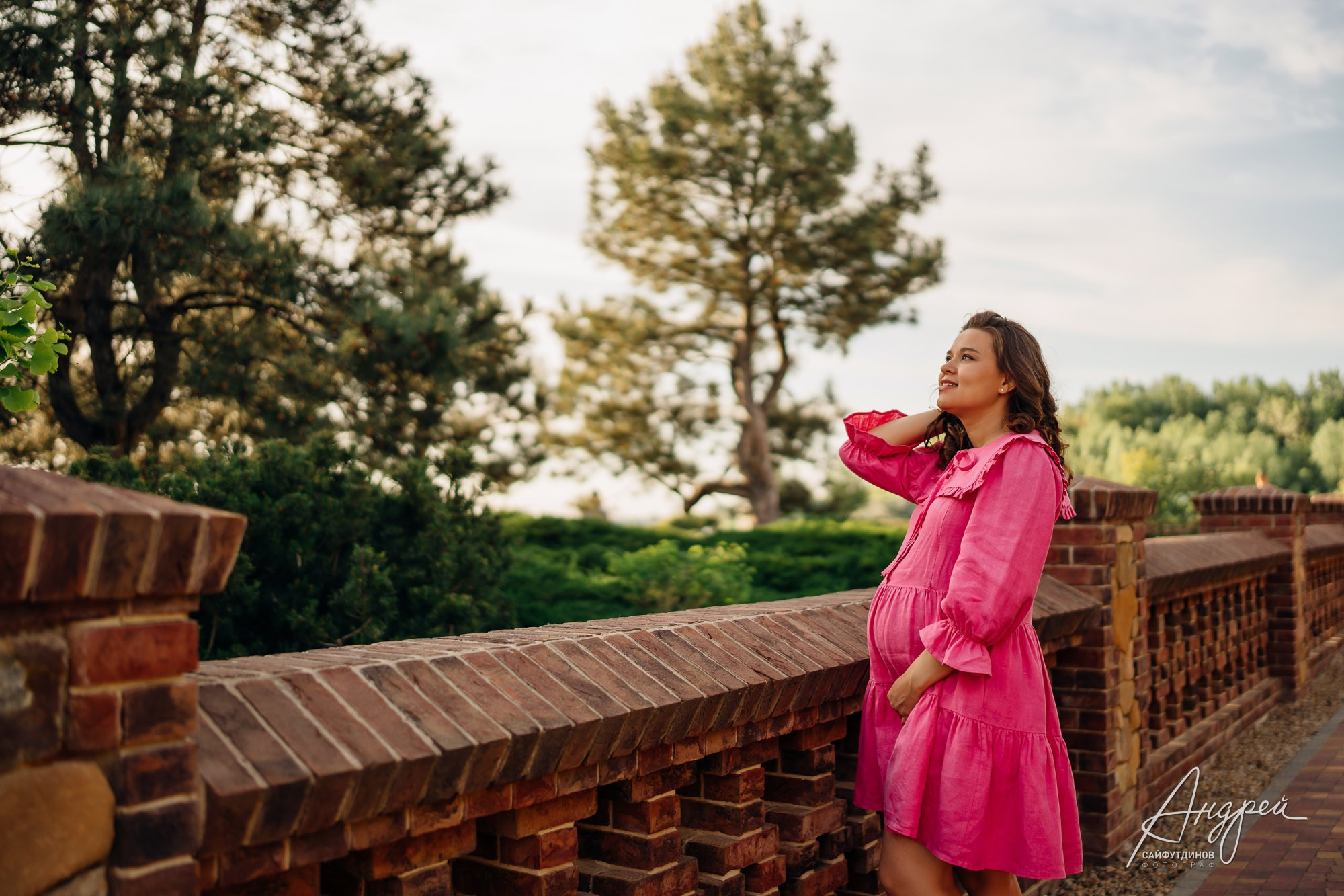 Фотосессия беременности в Олд Хаус | Беременная в профиль на фоне заката у каменного забора | Фотограф Андрей Сайфутдинов Ростов-на-Дону