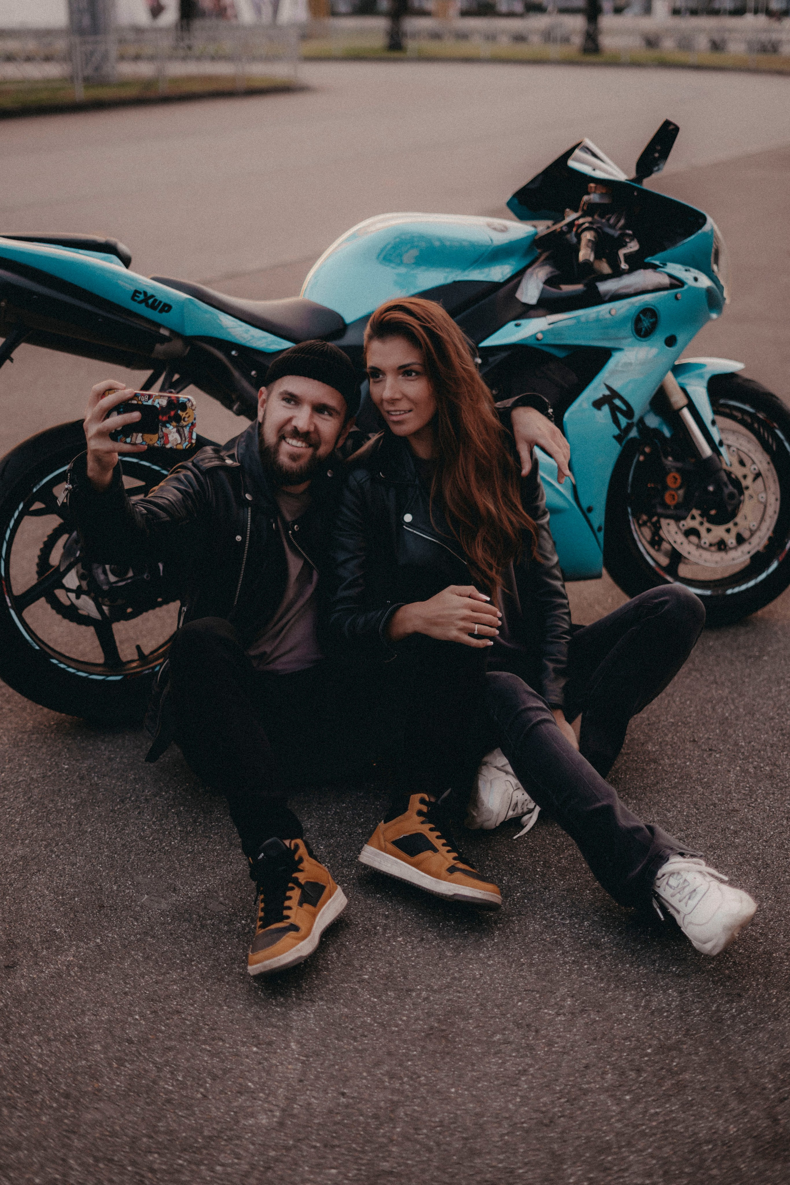 Молодая пара делает селфи