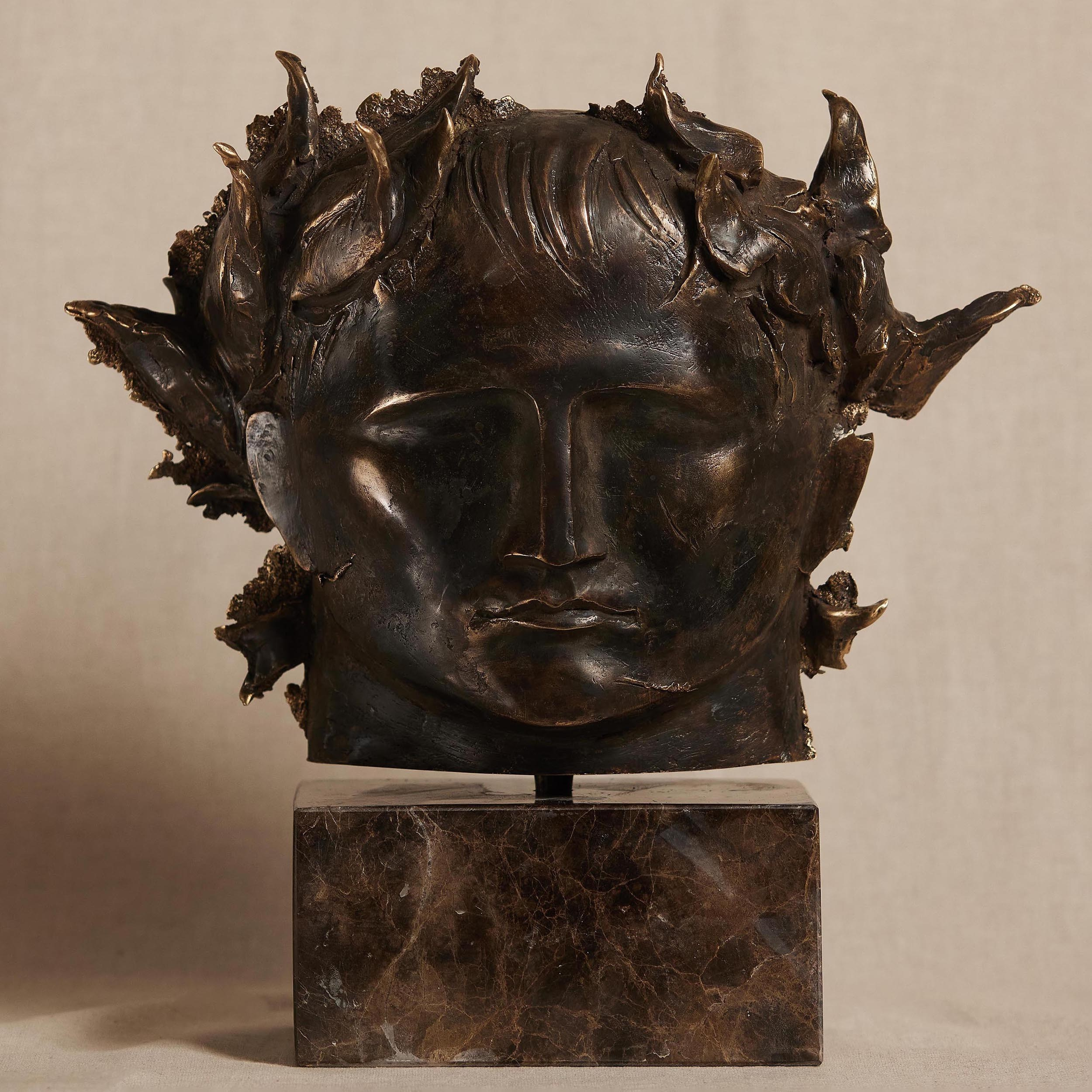 Портрет бюст Наполеона, выполненный из бронзы, гипса стоит на столе.