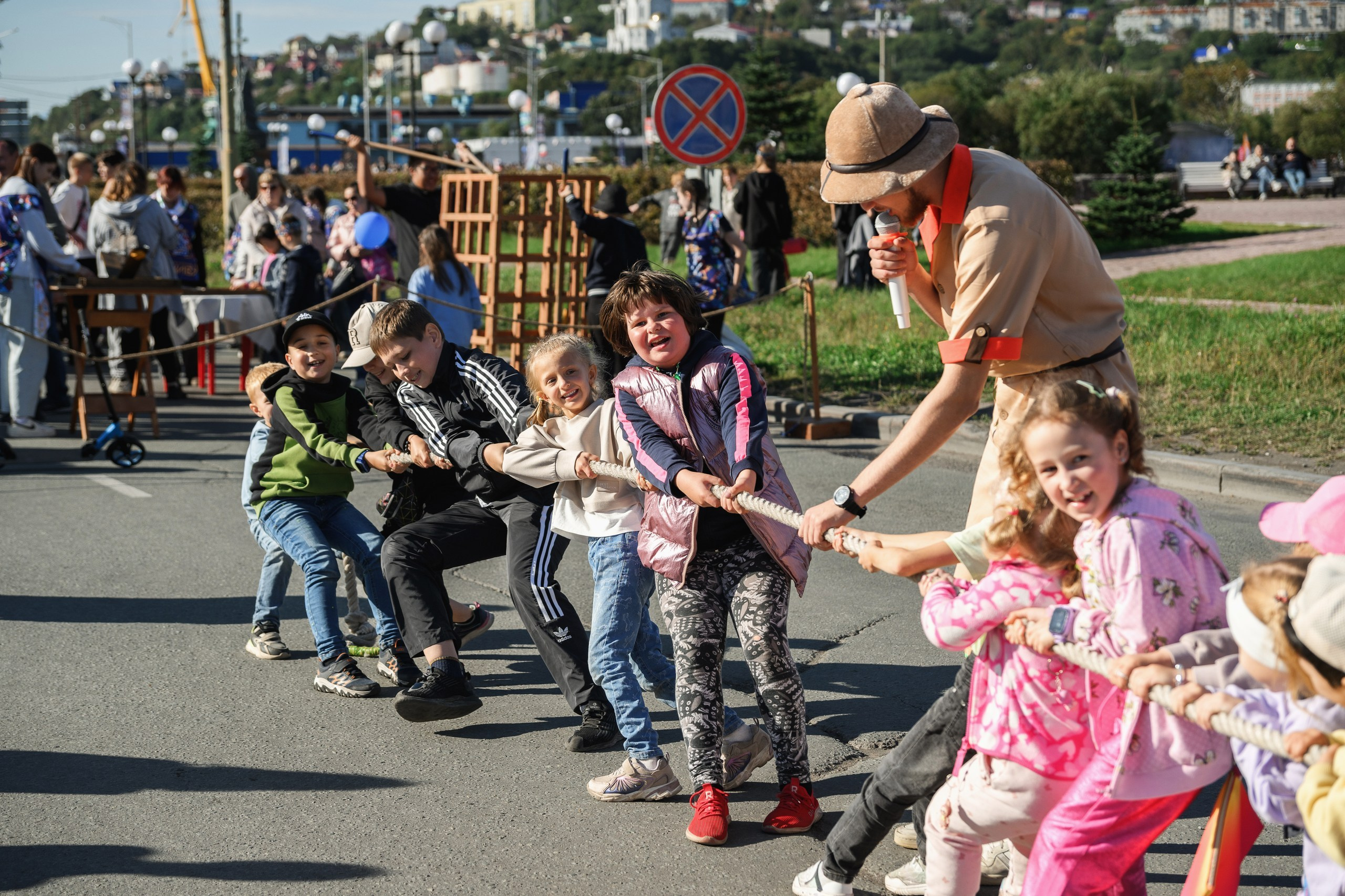 Фотосъемка праздника дня города в Петропавловске-Камчатском. Профессиональная репортажная съемка мероприятий в Петропавловске-Камчатском. Фотографии концерта и гуляний на день города. Красивые фото с праздника в Петропавловске-Камчатском. Цена на репортажную съемку дня города в Петропавловске-Камчатском.