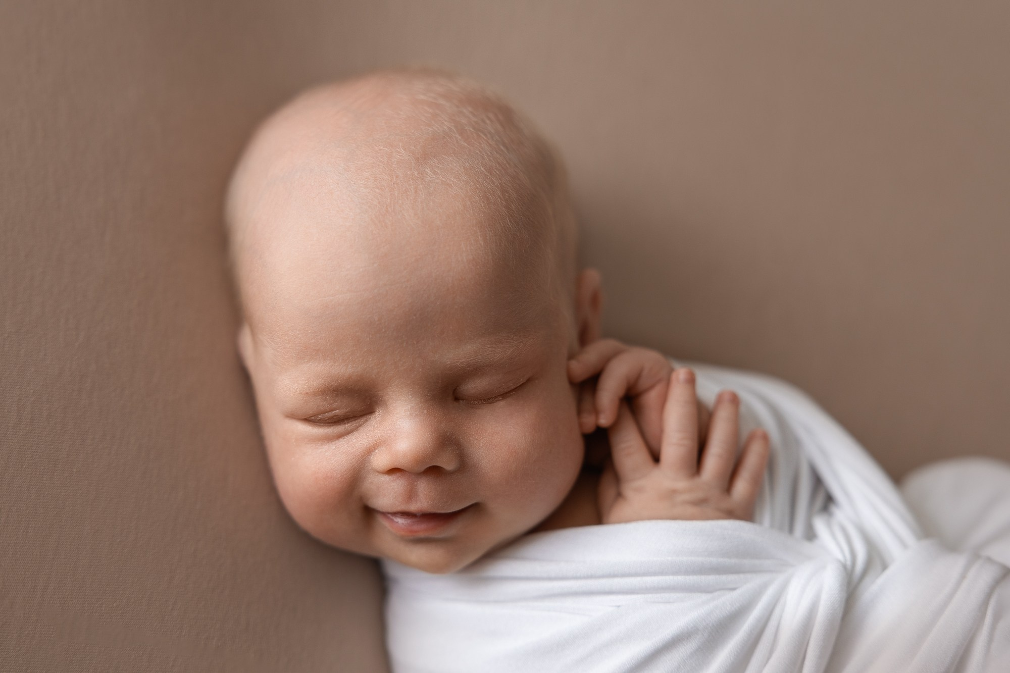 Улыбающийся малыш на ньюборн фотосессии в Екатеринбурге.