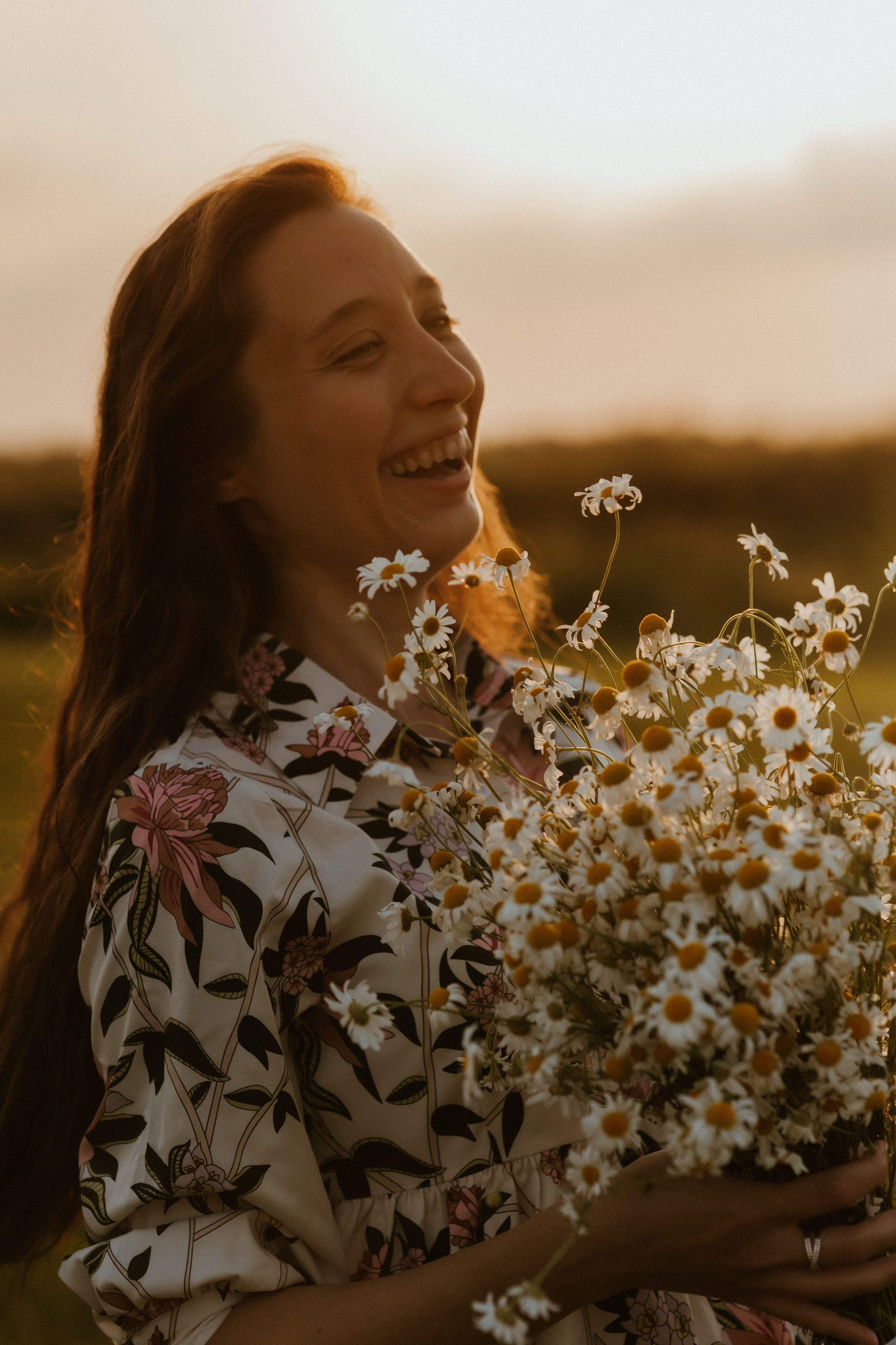 Фотосессия девушек подружек в поле. Свадебный и репортажный фотограф в Ярославле и Санкт-Петербурге Роман Микрюков