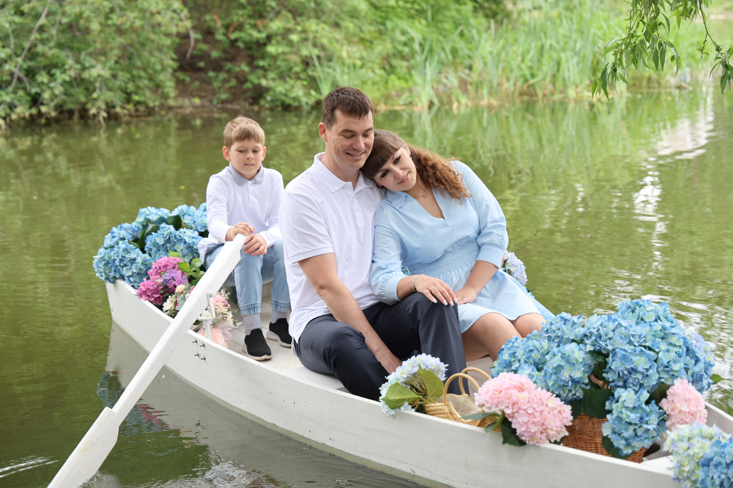 Фотосессия в лодке, лодка, озеро, платье, книга, шляпа, зонт, перчатки, весла, лето. Свадебный, семейный, женский и детский фотограф из Екатеринбурга