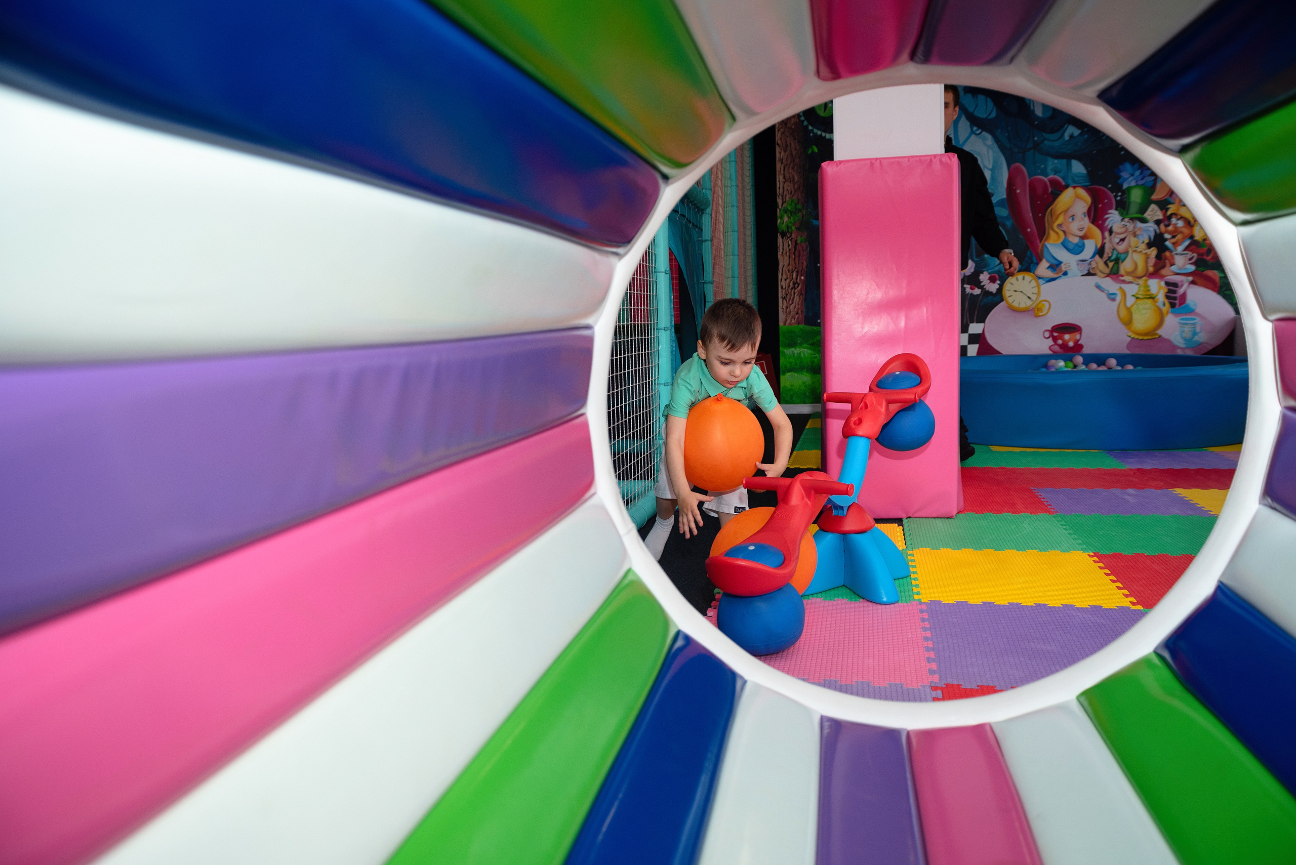 Профессиональный фотограф из Сургута/Нефтеюганска запечатлевает живое настроение и радость детско-подростковых праздничных мероприятий, включая дни рождения, выпускные вечера и семейные торжества.