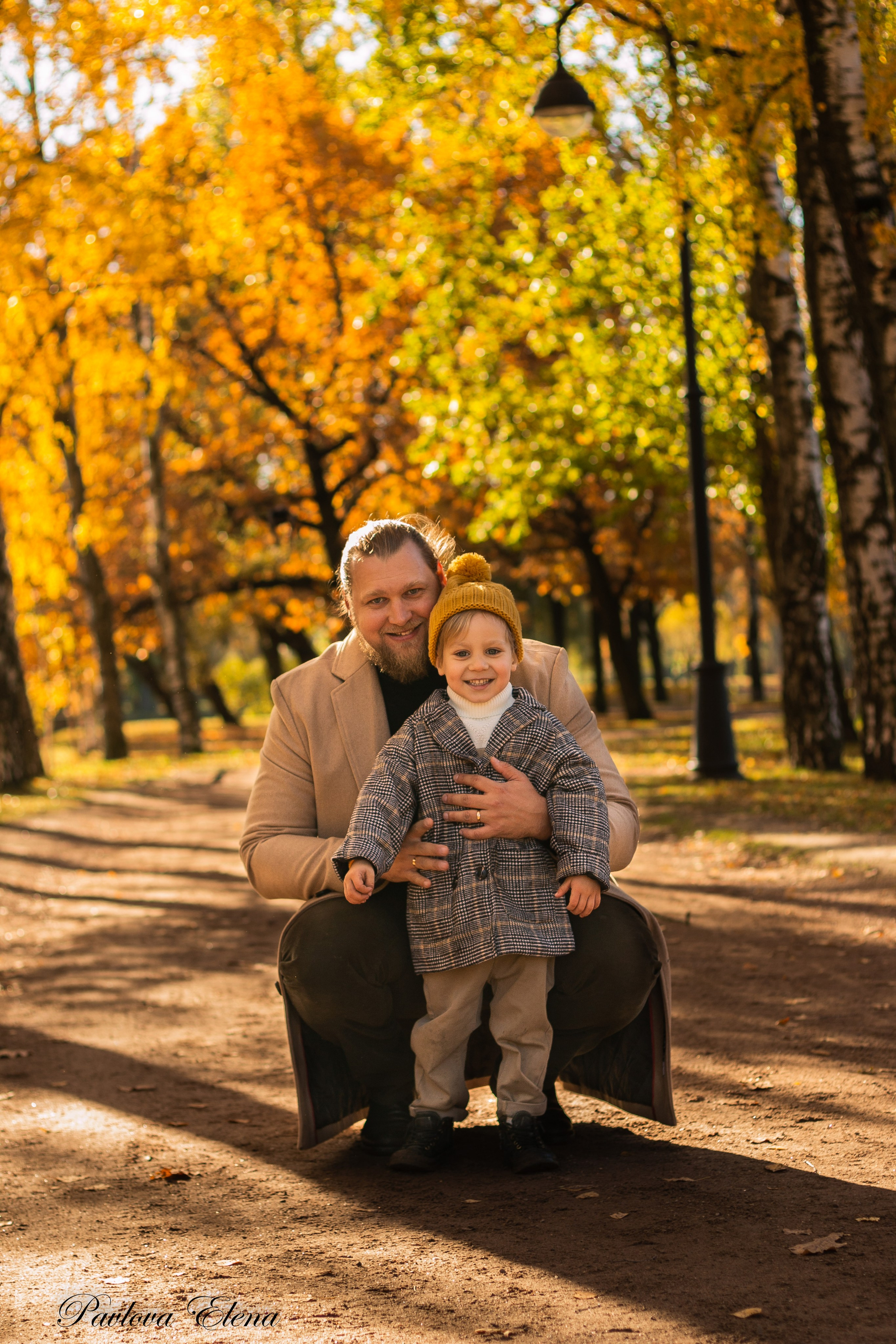 Гоша с папой. Осенняя фотосессия папы с сыном в Парке Победы. Семейный и детский фотограф в Санкт-Петербурге Павлова Елена