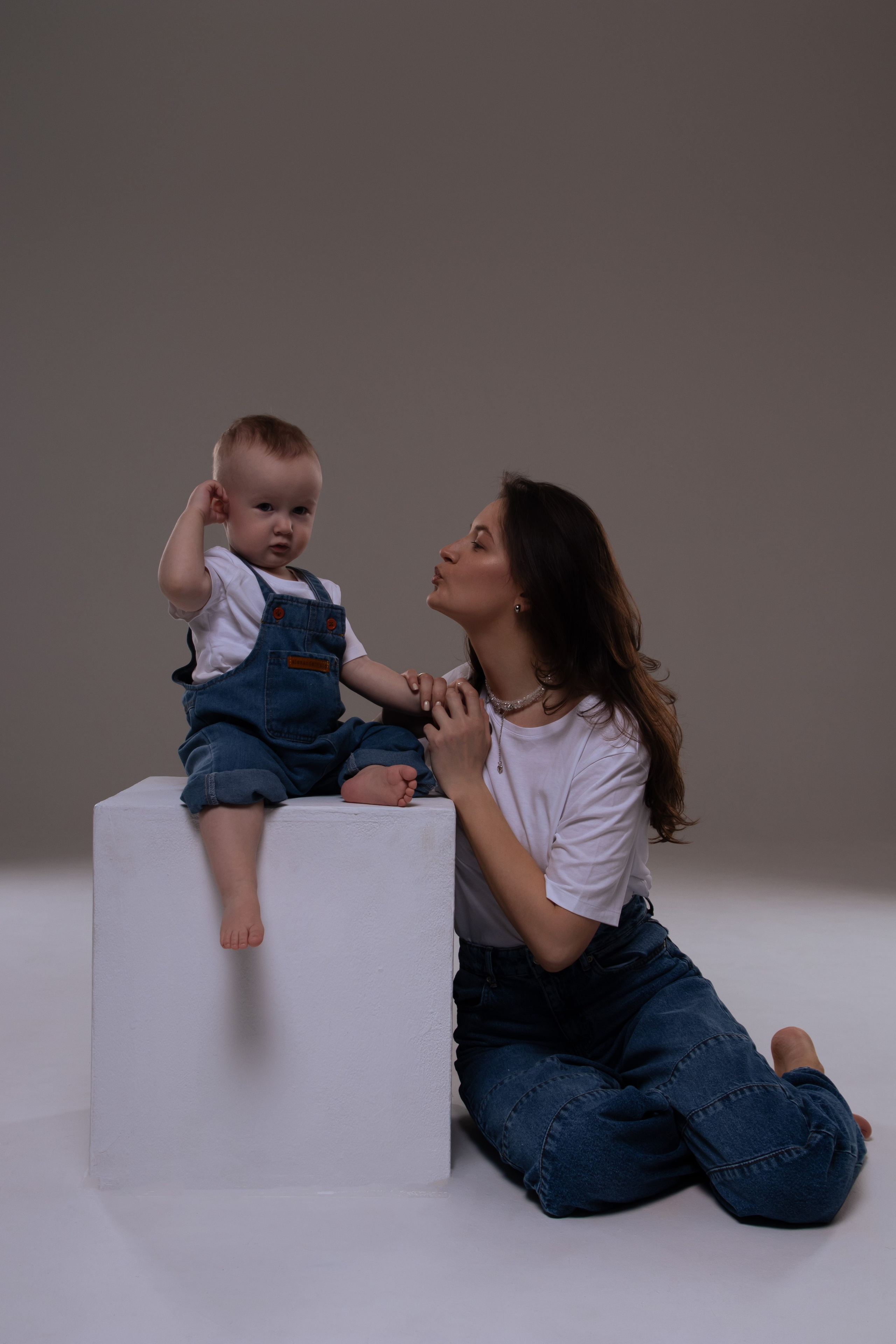 Семейная съемка на циклораме. Фотограф продюсер съемок Йолдыз Плетнева