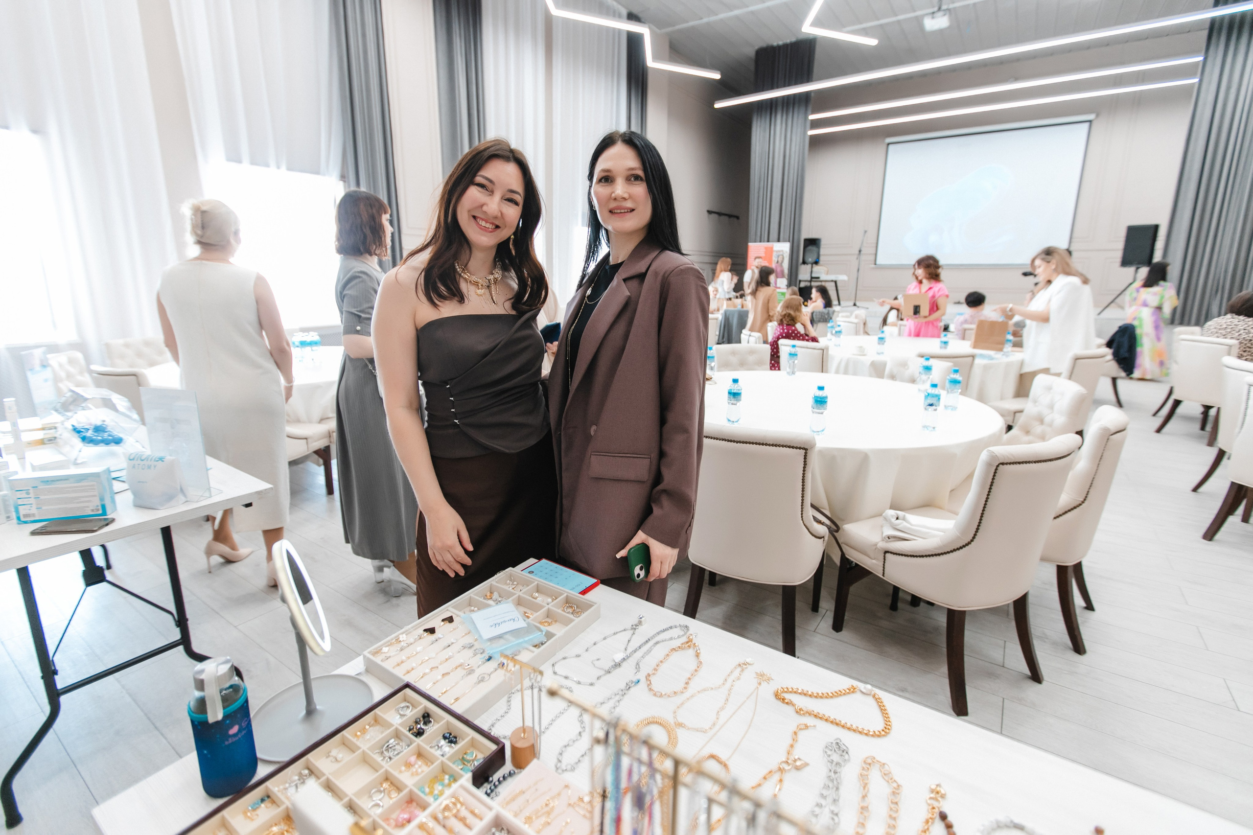 Дамский клуб 17 мая 2025. Роман Урумбаев фотограф Нижневартовск