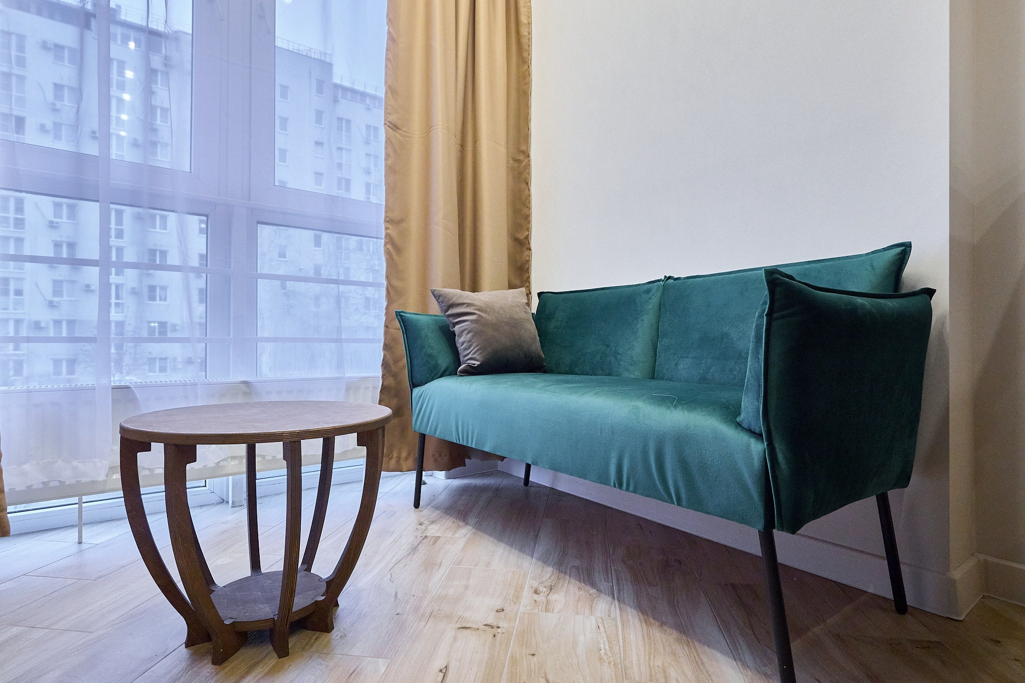 окно панорамные бирюзовый диван 