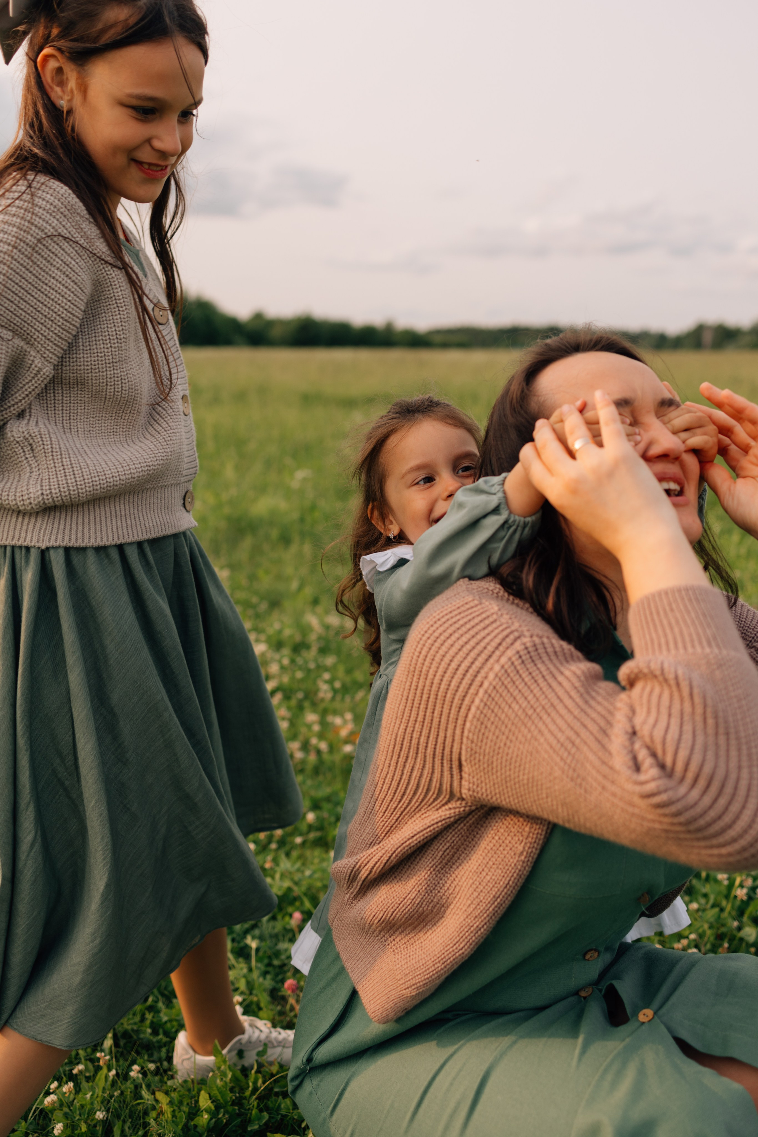 Анна, Марчелло, Настенька и Влада в поле. Фотограф Москва Светлана Кирюшина